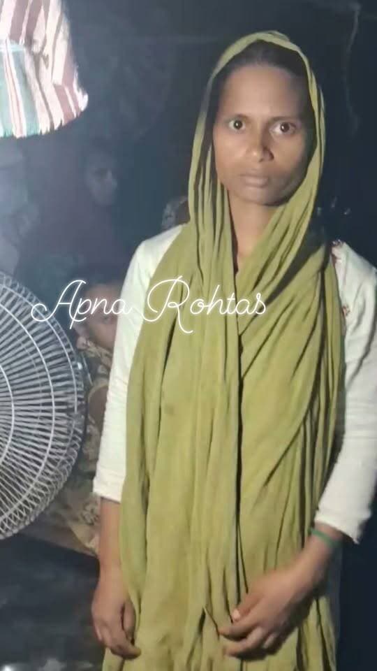 हदहदवा पुल के नीचे मिले शव की हुई पहचान, परिवार में मचा कोहराम
रोहतास। डेहरी थाना क्षेत्र के हदहदवा पुल के नीचे शनिवार को पानी में मिले अज्ञात शव की पहचान रोहतास थाना क्षेत्र के नावाडीह मस्जिद मोड़ निवासी खुर्शीद आलम उर्फ राजन अंसारी (30) के रूप में हुई है।
बताया गया कि राजन अंसारी शुक्रवार को किसी काम से डेहरी जाने के लिए घर से निकले थे। परिजनों के अनुसार केरपा टोल प्लाजा के समीप किसी व्यक्ति से उनका विवाद हुआ था, जिसके बाद वह सोन नदी की ओर चले गए। देर तक घर नहीं लौटने पर परिजनों ने उनकी तलाश शुरू की।
शनिवार शाम हदहदवा पुल के नीचे पानी में शव मिलने के बाद पुलिस ने शव को बाहर निकलवाया। पहचान के प्रयास के बाद परिजनों ने शव की पहचान राजन अंसारी के रूप में की।
राजन अंसारी दो बच्चों के पिता थे। पोस्टमार्टम के बाद रविवार को शव परिजनों को सौंप दिया गया। शव घर पहुंचते ही परिवार में चीख-पुकार मच गई। गांव में भी शोक का माहौल है। पुलिस मामले की जांच कर रही है।
रोहतास | डेहरी | हदहदवा पुल
#रोहतास #डेहरी #हदहदवा_पुल #रोहतास_समाचार #डेहरी_समाचार #राजन_अंसारी #सोन_नदी #बिहार_न्यूज #ब्रेकिंग_न्यूज #ताजा_खबर #अपना_रोहतास