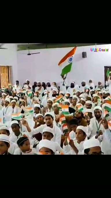 मदरसा अरबिया तजवीजुल कुरान मसौनी कालिंजर में हर्षोल्लास से मनाया गया 80वां स्वतंत्रता दिवस 🇮🇳
कालिंजर क्षेत्र के मसौनी स्थित मदरसा अरबिया तजवीजुल कुरान में 15 अगस्त 2026 को देश का 80वां स्वतंत्रता दिवस उत्साह और देशभक्ति के साथ मनाया गया। इस अवसर पर मदरसे में राष्ट्रीय ध्वज फहराया गया और विद्यार्थियों एवं शिक्षकों ने राष्ट्रगान के साथ स्वतंत्रता दिवस समारोह में सहभागिता की।
कार्यक्रम के दौरान विद्यार्थियों ने देशभक्ति से ओत-प्रोत प्रस्तुतियां दीं और स्वतंत्रता सेनानियों के बलिदान को याद करते हुए राष्ट्र की एकता, अखंडता और भाईचारे का संदेश दिया। समारोह में बच्चों के बीच स्वतंत्रता दिवस को लेकर खासा उत्साह देखने को मिला।
मदरसे के शिक्षकों ने विद्यार्थियों को स्वतंत्रता के महत्व और देश के प्रति अपने कर्तव्यों के बारे में जानकारी दी। कार्यक्रम का समापन देश की तरक्की, अमन-चैन और खुशहाली की दुआ के साथ हुआ।
🇮🇳 मदरसा परिसर में तिरंगे के साथ मनाया गया स्वतंत्रता दिवस आपसी भाईचारे और देशप्रेम की भावना का संदेश देता नजर आया।
#IndependenceDay2026 #80thIndependenceDay #मदरसा #तजवीजुलकुरान #मसौनी #कालिंजर #बांदा