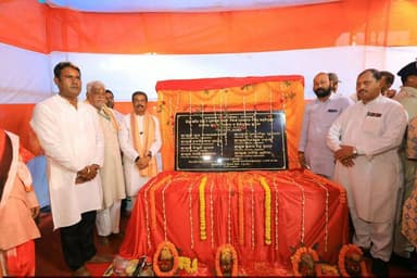 ମାନ୍ୟବର ସମ୍ବଲପୁର ସାଂସଦଙ୍କ ଅନୁଗୋଳ ଗସ୍ତ ଓ ବିଭିନ୍ନ ବିକାଶମୂଳକ ପ୍ରକଳ୍ପର ଲୋକାର୍ପଣ ଓ ଶିଳାନ୍ୟାସ।
-ତାଳଚେରରେ ୬୨ କୋଟିରୁ ଊର୍ଦ୍ଧ୍ୱ ଟଙ୍କାର ବିକାଶମୂଳକ ପ୍ରକଳ୍ପର ଶୁଭାରମ୍ଭ
-କଦମ ପଡ଼ିଆଠାରେ ୯.୭୧ କୋଟିର ଉନ୍ନୟନ ମୂଳକ ପ୍ରକଳ୍ପର ଭିତ୍ତିପ୍ରସ୍ତର ସ୍ଥାପନ ଓ ୫.୫ କୋଟିରୁ ଉର୍ଦ୍ଧ୍ବ ଟଙ୍କା ବ୍ୟୟରେ ନୂତନ ଫ୍ଲଡଲାଇଟର ଶୁଭ ଉଦଘାଟନ
ଅନୁଗୋଳ,୧୬.୦୮ : ତାଳଚେର ପୌରପରିଷଦ ଅଞ୍ଚଳର ସର୍ବାଙ୍ଗୀନ ବିକାଶ ଏବଂ ସ୍ଥାନୀୟ ଜୀବିକା ପ୍ରୋତ୍ସାହନ ଲକ୍ଷ୍ୟରେ ଜିଲ୍ଲା ଖଣିଜ ପାଣ୍ଠି (DMF) ଓ ମୁଖ୍ୟମନ୍ତ୍ରୀ ସହରୀ ବିକାଶ ଯୋଜନା ମାଧ୍ୟମରେ ପ୍ରାୟ ୬୨ କୋଟିରୁ ଊର୍ଦ୍ଧ୍ୱ ଟଙ୍କାର ଏକାଧିକ ବିକାଶମୂଳକ ପ୍ରକଳ୍ପର ଲୋକାର୍ପଣ ଓ ଶିଳାନ୍ୟାସ ହୋଇଯାଇଛି। ଏହି କାର୍ଯ୍ୟକ୍ରମରେ ମୁଖ୍ୟ ଅତିଥି ଭାବେ ଯୋଗଦେଇ ମାନ୍ୟବର ସମ୍ବଲପୁର ସାଂସଦ ଶ୍ରୀ ଧର୍ମେନ୍ଦ୍ର ପ୍ରଧାନ ତାଳଚେର ସହରର ରୂପରେଖ ବଦଳାଇବା ସହ ଭିତ୍ତିଭୂମି, ସଡ଼କ ଯୋଗାଯୋଗ, ଶିକ୍ଷା, ସ୍ୱାସ୍ଥ୍ୟ, ନିଯୁକ୍ତି ଏବଂ ରୋଜଗାର ସୃଷ୍ଟିକୁ ସର୍ବାଧିକ ପ୍ରାଧାନ୍ୟ ଦେବାକୁ ପ୍ରଶାସନକୁ ପରାମର୍ଶ ଦେଇଛନ୍ତି।ଏହାସହ ପରିବେଶ ପ୍ରଦୂଷଣ ନିୟନ୍ତ୍ରଣ ପାଇଁ ବ୍ୟାପକ ବୃକ୍ଷରୋପଣ କରିବାକୁ ସେ ଜନସାଧାରଣଙ୍କୁ ଆହ୍ୱାନ ଦେଇଛନ୍ତି। ତାଳଚେରରେ ଏକ ଆର୍ଟ କଲେଜ ଓ ଚିଡ଼ିଆଖାନା ପ୍ରତିଷ୍ଠା ପାଇଁ ସାମୂହିକ ପ୍ରୟାସ କରାଯିବା ଉପରେ ଗୁରୁତ୍ୱାରୋପ କରିଥିଲେ। ଏହି କାର୍ଯ୍ୟକ୍ରମରେ ମାନ୍ୟବର ଢେଙ୍କାନାଳ ସାଂସଦ ଶ୍ରୀ ରୁଦ୍ରନାରାୟଣ ପାଣି, ଜିଲ୍ଲା ଯୋଜନା ବୋର୍ଡ ଅଧ୍ୟକ୍ଷ ତଥା ମାନ୍ୟବର ପାଳଲହଡା ବିଧାୟକ ଶ୍ରୀ ଅଶୋକ ମହାନ୍ତି, ମାନ୍ୟବର ତାଳଚେର ବିଧାୟକ ଶ୍ରୀ ବ୍ରଜକିଶୋର ପ୍ରଧାନ, ମାନ୍ୟବର ଅନୁଗୋଳ ବିଧାୟକ ଶ୍ରୀ ପ୍ରତାପ ଚନ୍ଦ୍ର ପ୍ରଧାନ, ମାନ୍ୟବର ଛେଣ୍ଡିପଦା ବିଧାୟକ ଶ୍ରୀ ଅଗସ୍ତି ବେହେରା, ମାନ୍ୟବର ପରଜଙ୍ଗ ବିଧାୟକ ଶ୍ରୀ ବିଭୂତି ଭୂଷଣ ପ୍ରଧାନ, ଜିଲ୍ଲାପାଳ ଶ୍ରୀ ଅବ୍ଦାଲ୍ ମୁହମ୍ମଦ୍ ଅଖ୍ତର
, ଆରକ୍ଷୀ ଅଧୀକ୍ଷକ ଶ୍ରୀ ରାହୁଲ ଜୈନ, ତାଳଚେର ଉପ ଜିଲ୍ଲାପାଳ ଶ୍ରୀ ଆଶିଷ ରଞ୍ଜନ ସାହୁ, ତାଳଚେର ନଗରପାଳ ଶ୍ରୀ ପବିତ୍ର ଭୁତିଆ, ତାଳଚେର ପୌରପାଳିକା ନିର୍ବାହୀ ଅଧିକାରୀ ଶ୍ରୀ ପ୍ରଦୀପ କୁମାର ସାହାଙ୍କ ସମେତ ବିଭାଗୀୟ ଅଧିକାରୀ ଓ ଗଣମାଧ୍ୟମ ପ୍ରତିନିଧି ପ୍ରମୁଖ ଉପସ୍ଥିତ ଥିଲେ। ଅପରାହ୍ନରେ ଜିଲ୍ଲା ପ୍ରଶାସନ ପକ୍ଷରୁ ଅନୁଗୋଳ କଦମ ପଡ଼ିଆଠାରେ ଏକ ସ୍ୱତନ୍ତ୍ର କାର୍ଯ୍ୟକ୍ରମ ଆୟୋଜିତ ହୋଇଥିଲା।ଏଥିରେ ଅନୁଗୋଳ ପୌରପରିଷଦରେ ମୋଟ ୯.୭୧ କୋଟି ଟଙ୍କାର ୪ଟି ପ୍ରକଳ୍ପ ଏବଂ ୧୩ଟି ନୂତନ ଯାନବାହାନର ଶୁଭ ଉଦଘାଟନ ମାନ୍ୟବର ସମ୍ବଲପୁର ସାଂସଦ କରିଥିଲେ। ଏହି ପ୍ରକଳ୍ପରେ ୩ କୋଟି ଟଙ୍କାର ପଞ୍ଚମହଲାରେ FSTP , ୮୯.୧୦ ଲକ୍ଷ ଟଙ୍କାର ପଞ୍ଚମହଲା ଲିଗାସି ୱେଷ୍ଟ ପ୍ରକଳ୍ପ, ୨୭ ଲକ୍ଷ ଟଙ୍କାର ରାଜା ଛକରୁ ଥାନା ଛକ ସୌନ୍ଦର୍ଯ୍ୟକରଣ ନିମନ୍ତେ ଆଲୋକୀକରଣ ପ୍ରକଳ୍ପ ସମେତ ୪ଟି ଟାଟା ମିନି ଟିପର, ୪ଟି ଫଗିଂ ମେସିନ୍, ୧ଟି ବବକ୍ୟାଟ୍ JCB, ୧ଟି ବବକ୍ୟାଟ୍ ସ୍କିଡର, ୧ଟି ସେସପୁଲ୍ ଯାନ ଏବଂ ୨ଟି ପୋଲିସ ପାଟ୍ରୋଲିଂ ଗାଡ଼ି ରହିଛି। ଏହା ସହ ୫.୫ କୋଟିରୁ ଊର୍ଦ୍ଧ୍ୱ ଟଙ୍କା ବ୍ୟୟରେ ନିର୍ମିତ ନୂତନ ଫ୍ଲଡଲାଇଟର ମଧ୍ୟ ଉଦଘାଟନ କରିଥିଲେ। ନିଜ ଅଭିଭାଷଣରେ ଜିଲ୍ଲା ଶିଳ୍ପକେନ୍ଦ୍ର (DIC)ର କାର୍ଯ୍ୟକୁ ତ୍ୱରାନ୍ୱିତ କରି ଯୁବପିଢିଙ୍କୁ ରୋଜଗାରକ୍ଷମ କରିବାକୁ ମାନ୍ୟବର ସାଂସଦ ଜିଲ୍ଲା ପ୍ରଶାସନକୁ ପରାମର୍ଶ ଦେଇଥିଲେ। ଏହି କାର୍ଯ୍ୟକ୍ରମରେ ଅନ୍ୟମାନଙ୍କ ମଧ୍ୟରେ ଉତ୍ତର କେନ୍ଦ୍ରାଞ୍ଚଳ ଆଇ.ଜି ଶ୍ରୀ ସତ୍ୟବ୍ରତ ଭୋଇ, ନଗରପାଳ ଶ୍ରୀ ଅକ୍ଷୟ କୁମାର ସାମନ୍ତ, ଉପନଗରପାଳ ଶ୍ରୀମତୀ ଅନୁପମା ସାହୁ, ପୌର ପାଳିକାର ନିର୍ବାହୀ ଅଧିକାରୀ ଶ୍ରୀ ସତ୍ୟ ପ୍ରକାଶ ତ୍ରିପାଠୀ, ଅନୁଗୋଳ କ୍ରିକେଟ ଆସୋସିଏସନ୍ ର ସାଧାରଣ ସମ୍ପାଦକ ଶ୍ରୀ ସାଗରନାଥ ମିଶ୍ରଙ୍କ ସମେତ ଜିଲ୍ଲା କ୍ରିକେଟ ଆସୋସିଏସନର କର୍ମକର୍ତ୍ତା, ବିଭିନ୍ନ ବିଭାଗୀୟ ଅଧିକାରୀ ଓ ଗଣମାଧ୍ୟମର ପ୍ରତିନିଧି ପ୍ରମୁଖ ଉପସ୍ଥିତ ଥିଲେ। #anguldistrictadministration #angulexpress #DharmendraPradhan #angul
