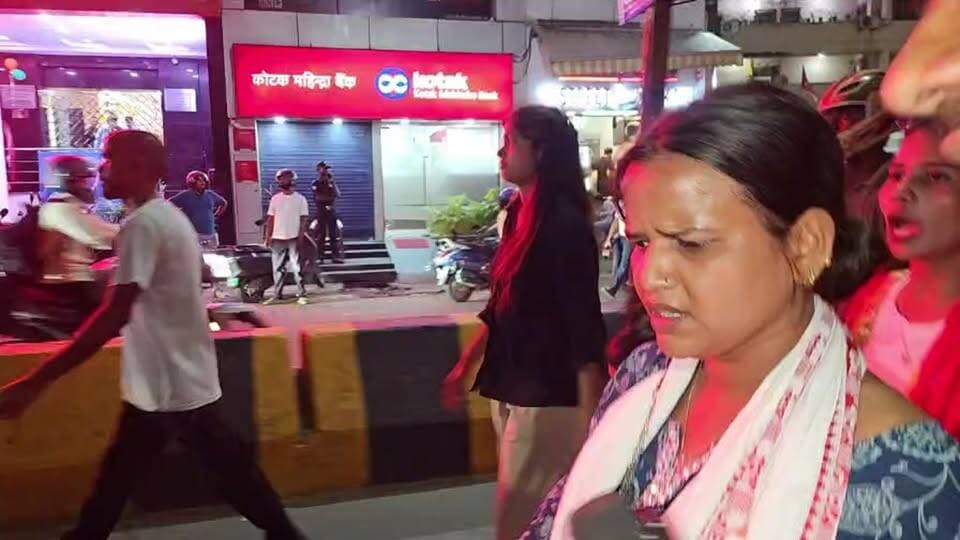JPSC-JSSC छात्र आंदोलन का आज 23वां दिन है। जयपाल सिंह मुंडा स्टेडियम से बड़ी संख्या में छात्र निकलकर Albert Ekka Chowk की ओर बढ़ रहे हैं।
#JPSC #JSSC #JPSCJSSC #JPSCProtest #JSSCProtest #Day23 #RanchiLive #RanchiNews #JharkhandNews #StudentProtest #JharkhandStudentMovement #AlbertEkkaChowk #RanchiProtest #JPSCJSSCAndolan #ranchiclubtv