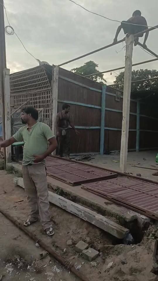 रानीगंज नगर पंचायत में चला बुलडोजर, अतिक्रमण कराया गया खाली
संवदिया न्यूज (अररिया) – बिहार
रानीगंज नगर पंचायत क्षेत्र में रविवार को अतिक्रमण के खिलाफ प्रशासन की कार्रवाई देखने को मिली। नगर पंचायत की टीम ने बुलडोजर चलाकर सड़क किनारे किए गए अतिक्रमण को हटाया और सार्वजनिक जगहों को खाली कराया।
कार्रवाई के दौरान सड़क किनारे लगाए गए अस्थायी दुकान, निर्माण एवं अन्य अतिक्रमण को हटाया गया। प्रशासन की कार्रवाई से अतिक्रमणकारियों में हड़कंप मचा रहा।
नगर पंचायत प्रशासन ने लोगों से सार्वजनिक स्थानों और सड़क की जमीन पर दोबारा अतिक्रमण नहीं करने की अपील की। अधिकारियों का कहना है कि अतिक्रमण के कारण आवागमन प्रभावित होने की शिकायतों के बाद यह कार्रवाई की गई।
स्थानीय लोगों ने भी अतिक्रमण हटाने की कार्रवाई का स्वागत करते हुए कहा कि इससे सड़क पर आवागमन सुचारू होने और जाम की समस्या कम होने की उम्मीद है।
#रानीगंज #रानीगंजनगरपंचायत #अतिक्रमण #अतिक्रमणहटाओअभियान #बुलडोजरकार्रवाई #अररिया #अररियान्यूज #बिहारन्यूज #नगरपंचायत #प्रशासनिककार्रवाई #Encroachment #Raniganj #Araria #BiharNews #SambadiyaNews