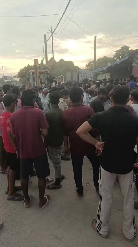 रानीगंज नगर पंचायत में चला बुलडोजर, अतिक्रमण कराया गया खाली
संवदिया न्यूज (अररिया) – बिहार
रानीगंज नगर पंचायत क्षेत्र में रविवार को अतिक्रमण के खिलाफ प्रशासन की कार्रवाई देखने को मिली। नगर पंचायत की टीम ने बुलडोजर चलाकर सड़क किनारे किए गए अतिक्रमण को हटाया और सार्वजनिक जगहों को खाली कराया।
कार्रवाई के दौरान सड़क किनारे लगाए गए अस्थायी दुकान, निर्माण एवं अन्य अतिक्रमण को हटाया गया। प्रशासन की कार्रवाई से अतिक्रमणकारियों में हड़कंप मचा रहा।
नगर पंचायत प्रशासन ने लोगों से सार्वजनिक स्थानों और सड़क की जमीन पर दोबारा अतिक्रमण नहीं करने की अपील की। अधिकारियों का कहना है कि अतिक्रमण के कारण आवागमन प्रभावित होने की शिकायतों के बाद यह कार्रवाई की गई।
स्थानीय लोगों ने भी अतिक्रमण हटाने की कार्रवाई का स्वागत करते हुए कहा कि इससे सड़क पर आवागमन सुचारू होने और जाम की समस्या कम होने की उम्मीद है।
#रानीगंज #रानीगंजनगरपंचायत #अतिक्रमण #अतिक्रमणहटाओअभियान #बुलडोजरकार्रवाई #अररिया #अररियान्यूज #बिहारन्यूज #नगरपंचायत #प्रशासनिककार्रवाई #Encroachment #Raniganj #Araria #BiharNews #SambadiyaNews