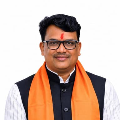 विकास के 13 वर्ष
विकास के नए आयाम तय कर रहा है जिला आगर-मालवा
आज 16 अगस्त को मना रहा है जिला स्थापना दिवस
प्रशासनिक सुगमता और जनकल्याण के उद्देश्य से गठित आगर-मालवा जिला आज अपना 13वां स्थापना दिवस हर्षोल्लास के साथ मना रहा है। 16 अगस्त 2013 को अस्तित्व में आए इस जिले ने बीते 13 वर्षों में शिक्षा, स्वास्थ्य, कृषि और अधोसंरचना के क्षेत्र में उल्लेखनीय प्रगति की है।
ऐतिहासिक एवं भौगोलिक पहचान
मालवा अंचल के हृदय में बसा 2785 वर्ग किमी क्षेत्रफल वाला आगर-मालवा जिला कृषि प्रधान क्षेत्र है। जिले में आगर, सुसनेर, बडौद, नलखेडा और सोयत 5 तहसीलें तथा 2 विकासखंड एवं 2 विधानसभा क्षेत्र हैं। उत्तर में राजगढ़, दक्षिण में उज्जैन-शाजापुर और पश्चिम में रतलाम से लगी सीमा वाला यह जिला धार्मिक आस्था का केंद्र है। विश्व प्रसिद्ध बाबा बैजनाथ मंदिर, शक्तिपीठमां बगला मुखी देवी मंदिर जिले की धार्मिक आस्था का केंद्र और जिले की गौरवशाली पहचान हैं।
13 वर्षों की विकास यात्रा
जिला बनने के बाद आगर-मालवा ने हर क्षेत्र में नए कीर्तिमान स्थापित किए हैं –
कृषि एवं किसान कल्याण - सोयाबीन, गेहूं, चना के उत्पादन में जिला अग्रणी। प्रधानमंत्री किसान सम्मान निधि और फसल बीमा योजना से लाखों किसान लाभान्वित हो रहे हैं ।
जल जीवन मिशन - ग्रामीण क्षेत्रों में हर घर नल से जल योजना के तहत पेयजल व्यवस्था को सुधारण बनाने के लिए तेजी से कार्य किया जा रहा है समूह जलप्रपात योजना का कार्य लगभग पूर्णता पर है।
शिक्षा सुविधाओं का विस्तार - जिले में नवोदय विद्यालय, शासकीय महाविद्यालय, संदीपनी विद्यालयों पीएम श्री विद्यालयों की स्थापना आईटीआई और कौशल विकास केंद्रों के माध्यम से शिक्षा शिक्षा सुविधा बेहतर हुई है जिले के विद्यार्थियों को शिक्षा सुविधाओं का लाभ मिल रहा है।
स्वास्थ्य जिला अस्पताल में आधुनिक सुविधाएं - आयुष्मान भारत योजना से गरीबों को 5 लाख तक का मुफ्त इलाज की सुविधा मिल रही है
सड़क एवं अधोसंरचना - ग्रामीण सड़कों के जाल और शहरी विकास से जिले की कनेक्टिविटी बेहतर हुई।स्थापना दिवस पर
प्रभारी मंत्री श्री नागर सिंह चौहान का शुभकामना संदेश
प्रदेश के अनुसूचित जाति कल्याण मंत्री एवं आगर-मालवा जिले के प्रभारी मंत्री *श्री नागर सिंह चौहान ने जिले वासियों को बधाई देते हुए कहा, "16 अगस्त 2013 को अस्तित्व में आया आगर-मालवा आज विकास की नई ऊंचाइयों को छू रहा है। शासन की मंशा है कि अंतिम व्यक्ति तक योजनाओं का लाभ पहुंचे। हमारा संकल्प है कि आगर-मालवा को शिक्षा, स्वास्थ्य और रोजगार में प्रदेश का आदर्श जिला बनाएं।"
कलेक्टर एवं एसपी ने न दी जिले वासियों को शुभकामनाएं - जिला कलेक्टर डॉ. शेर सिंह मीना एवं पुलिस अधीक्षक श्री दिलीप सोनी ने जिले वासियों को स्थापना दिवस की बधाई देते हुए कहा, "आगर-मालवा के नागरिकों के परिश्रम और शासन की मंशा से जिला विकास के नए मानदंड स्थापित कर रहा है। हमारा संकल्प है कि हर नागरिक तक योजनाओं का लाभ पहुंचे और आगर-मालवा प्रदेश का आदर्श जिला बने।"
स्थापना दिवस केवल उत्सव नहीं, बल्कि जिले के उज्ज्वल भविष्य के निर्माण का संकल्प है। आगर-मालवा आज विकास, संस्कृति और भाईचारे की मिसाल बनकर उभर रहा है।
CM Madhya Pradesh
Nagarsingh Chouhan
Jansampark Madhya Pradesh
#agarmalwa
#आगरमालवा