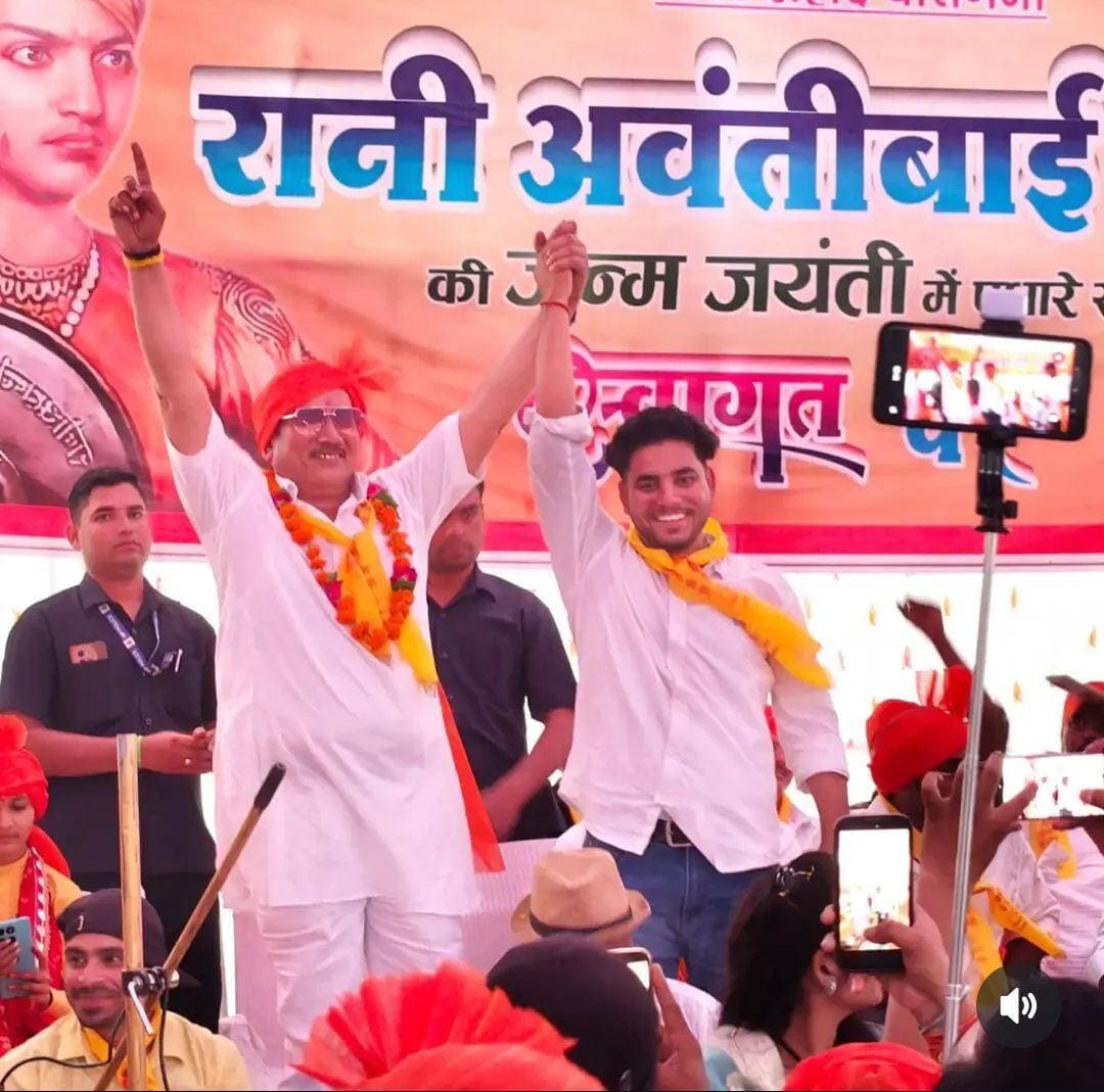 इस तस्वीर को देखकर अपन लोग क्या अनुमान लगा सकते हैं,
आजाद लोधी बैसोरा