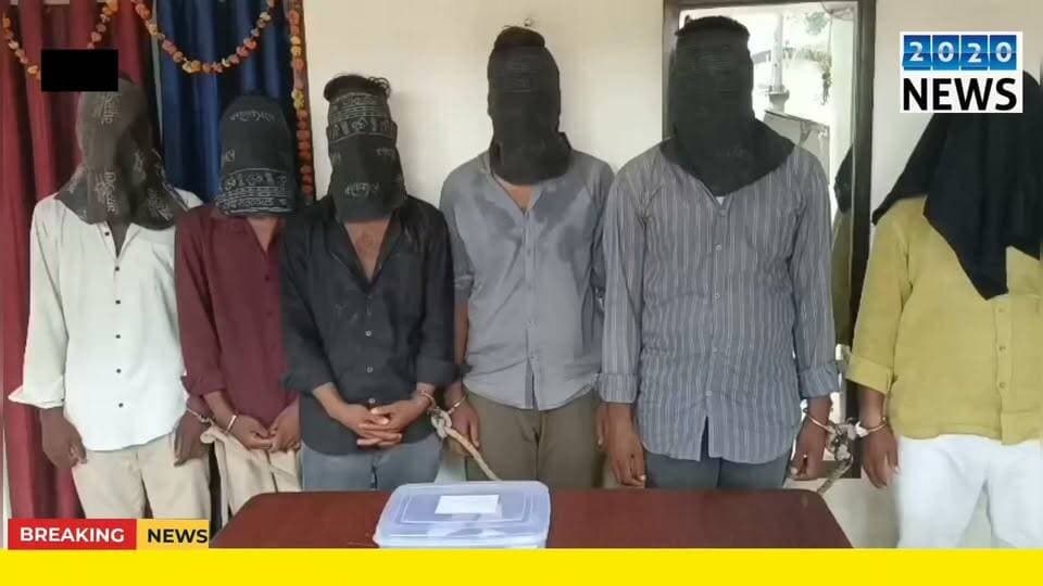 पटना जिला के मनेर स्थित खासपुर के पास मुख्य सड़क पर तिरंगा यात्रा के दौरान फायरिंग कर दहशत फैलाने के मामले में पुलिस ने किया 7 बदमाशों को गिरफ्तार, देशी कट्टा, कारतूस, मोबाइल व बाइक बरामद जब्त, सिटी एसपी ने किया मामले की पुष्टि. #tirangayatra #firing #Arrestedcriminal #patnapolice #manerthana #citysp