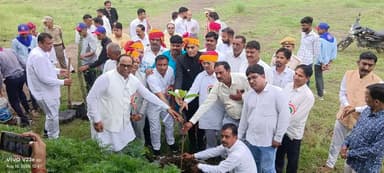चौमहला मगरा स्कूल परिसर में पौधारोपण व प्रथम आने पर खुशियां मनाती छात्राएं