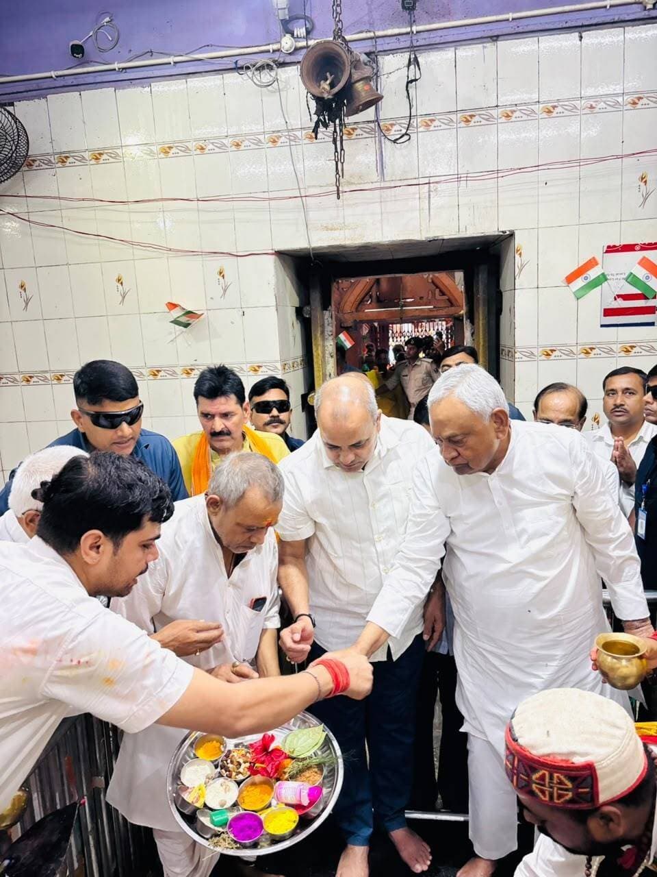 बिहार के पूर्व मुख्यमंत्री नीतीश कुमार रविवार को प्राचीन गौरीशंकर बैकुंठधाम मंदिर पहुंचे और गर्भगृह में पूजा-अर्चना भी की। नीतीश कुमार ने अपने पुरोहित राम बाबू पंडा और उनके पुत्र चंदन पांडेय की सान्निध्य में पूरे विधि-विधान से भगवान शिव की आराधना की। इसके बाद नीतीश ने शिवलिंग पर जलाभिषेक कर बिहारवासियों के लिए सुख-समृद्धि और भाईचारे की कामना भी की।
पूर्व मुख्यमंत्री एवं राज्यसभा सांसद नीतीश कुमार ने
इस मौके पर मंदिर परिसर में मौजूद शिवभक्तों का हाथ जोड़कर अभिवादन किया। मौके पर मौजूद श्रद्धालुओं ने भी नीतीश कुमार का स्वागत किया।
पूर्व मुख्यमंत्री के आगमन के मद्देनजर सुरक्षा व्यवस्था को लेकर पुलिस और प्रशासन के लोग पूरी तरह मुस्तैद नजर आए। इस दौरान गौरीशंकर बैकुंठधाम प्रबंधन समिति के सचिव राजाराम सिंह नीतीश कुमार के साथ थे।
नीतीश कुमार सुरक्षा घेरे में तो थे ही, उनके पहुंचने से पहले ही मंदिर परिसर और आसपास के इलाके में सुरक्षा व्यवस्था की जिम्मेदारी पुलिस संभाल रही थी। कुल मिलाकर मुख्य मार्ग से मंदिर परिसर तक सुरक्षा व्यवस्था दुरुस्त नजर आया। VIP मूवमेंट को लेकर कुछ समय के लिए आम श्रद्धालुओं का गर्भगृह में प्रवेश रोक दिया गया था। नीतीश कुमार ने मंदिर प्रबंधन समिति के सदस्यों से मुलाकात किया। इस दौरान प्रबंधन समिति के सचिव राजाराम सिंह ने नीतीश कुमार को अंगवस्त्र और प्रसाद भेंट कर उनका स्वागत किया।
फ़िरोज़
News Tube 24x7