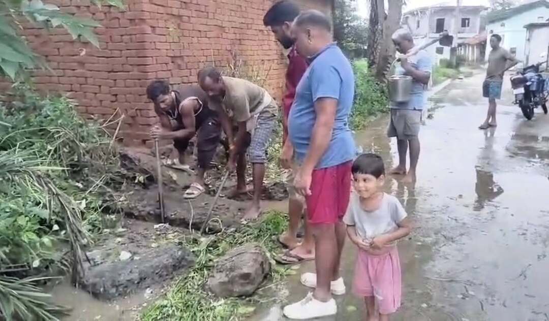 ସ୍ବେଛାସେବୀ ମାନଙ୍କ ଦ୍ୱାରା ସଫେଇ କାର୍ଯ୍ୟକ୍ରମ
କୁଚିଣ୍ଡା,୧୭।୦୮:କୁଚିଣ୍ଡା ବ୍ଲକ ବକ୍ସମା ଗ୍ରାମ ପଂଚାୟତ ଅନ୍ତର୍ଗତ କେଲିପଦର ପୂଜାମଣ୍ଡପ ପାଖ ଡ୍ରେନ ରେ ପୂର୍ବତନ ମା ବୀଣାପାଣି ଯୁବକ ସଂଘ ର ସଦସ୍ୟ ମାନଙ୍କ ଦ୍ୱାରା ସଫେଇ କାର୍ଯ୍ୟକ୍ରମ ହୋଇ ଯାଇଅଛି।ଉକ୍ତ ଡ୍ରେନ ଟି ଚଳିତ ବର୍ଷ ର ବହୁତ ବର୍ଷା ଯୋଗୁଁ ଡ୍ରେନ ରାସ୍ତା ଘାଟ ରେ ଅତ୍ୟଧିକ ପାଣି ଜମି ରହୁଥିଲା ଫଳରେ ଯିବା ଆସିବା କରିବା ପାଇଁ ଛୋଟ ଛୁଆ ଠୁ ଆରମ୍ଭ କରି ବୟସ୍କ ଲୋକ ମାନଙ୍କର ବହୁତ ଅସୁବିଧା ହେଉଥିଲା, ପାଣି ଜମି ରହୁଥିବା ବେଳେ ସେଠାରେ ବେଶୀ ଶିଉଳି ଥିବା ରୁ ଅନେକ ଲୋକ ଖସି ପଡୁଥିଲେ, ଉକ୍ତ ଅସୁବିଧା ଗୁଡିକ ଦେଖିବା ପରେ ସମାଜ ସେବି ବିମଲ ମେହେର ଙ୍କ ତତ୍ୱାବଧାନ ରେ ପଡା ରେ ଥିବା ଲୋକ ମାନଙ୍କ ସହିତ ଡ୍ରେନ ଉପରେ ଭାଙ୍ଗି ଯାଇଥିବା ସ୍ଲାବ କୁ ବାହାର କରି ଡ୍ରେନ କୁ ସଫା କରାଯାଇଥିଲା. ଏହି ସଫେଇ କାର୍ଯ୍ୟକ୍ରମ ରେ ସୁରେଶ ମେହେର, ସୁଶାନ୍ତ ବୁଡ଼ା, ସୁମନ୍ତ ବାଘ, ଡିଲେଶ୍ୱର ମେହେର, ଉଗ୍ରେଶନ ରୋହିଦାସ,ବିଶ୍ୱଜିତ ମେହେର, ପ୍ରକାଶ ସୁନାନୀ, ଆକାଶ ସୁନାନୀ, ସହଦେଵ ମହାନଦିଆ,ଦୈତାରୀ ଗରଡିଆ,ମଙ୍ଗଳୁ ଓ ତରନ ପ୍ରମୁଖ ସହଯୋଗ କରିଥିଲେ। #kuchindatvlive #kuchinda #SwachhBharat #sambalpur #OdishaNews
