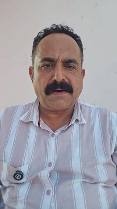 🚨 इस समय की सबसे बड़ी खबर
जीवन कुंडू मामले में सरकार ने मानी न्याय कमेटी की मांगें!
मुख्यमंत्री नायब सिंह सैनी के साथ 14 सदस्यीय टीम, प्रदेश महामंत्री सुरेंद्र पूनिया, नलवा विधायक रणधीर पनिहार, पूर्व मंत्री प्रो. छत्रपाल और पर्वतारोही अनीता कुंडू की करीब 2 घंटे चली बैठक के बाद बड़ा फैसला सामने आया।
न्याय कमेटी के सदस्य रवि कुंडू के मुताबिक मुख्यमंत्री के साथ वार्ता सफल रही।
✅ 15 अगस्त के मुकदमे वापस लेने पर सहमति
✅ पकड़े गए वाहनों को लौटाया जाएगा
✅ रमेश अत्री की गिरफ्तारी का आश्वासन
✅ जीवन कुंडू के परिवार की मदद की जाएगी
➡️ आज किनाला में होगा जीवन कुंडू का अंतिम संस्कार।
क्या अब जीवन कुंडू के परिवार को न्याय मिलेगा?
अपनी राय कमेंट बॉक्स में जरूर बताएं। ✍️
#JivanKundu #Hisar #HaryanaNews #JusticeForJivanKundu #Haryana #News #Trending