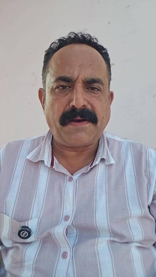 🚨 इस समय की सबसे बड़ी खबर
जीवन कुंडू मामले में सरकार ने मानी न्याय कमेटी की मांगें!
मुख्यमंत्री नायब सिंह सैनी के साथ 14 सदस्यीय टीम, प्रदेश महामंत्री सुरेंद्र पूनिया, नलवा विधायक रणधीर पनिहार, पूर्व मंत्री प्रो. छत्रपाल और पर्वतारोही अनीता कुंडू की करीब 2 घंटे चली बैठक के बाद बड़ा फैसला सामने आया।
न्याय कमेटी के सदस्य रवि कुंडू के मुताबिक मुख्यमंत्री के साथ वार्ता सफल रही।
✅ 15 अगस्त के मुकदमे वापस लेने पर सहमति
✅ पकड़े गए वाहनों को लौटाया जाएगा
✅ रमेश अत्री की गिरफ्तारी का आश्वासन
✅ जीवन कुंडू के परिवार की मदद की जाएगी
➡️ आज किनाला में होगा जीवन कुंडू का अंतिम संस्कार।
क्या अब जीवन कुंडू के परिवार को न्याय मिलेगा?
अपनी राय कमेंट बॉक्स में जरूर बताएं। ✍️
#JivanKundu #Hisar #HaryanaNews #JusticeForJivanKundu #Haryana #News #Trending