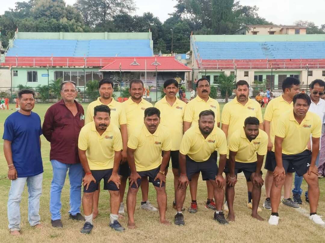 ସ୍ୱାଧୀନତା ଦିବସର ଅବସରରେ ମିଡିଆ ଏକାଦଶ ଓ ଓକିଲ ସଂଘ ମଧ୍ୟରେ ଆୟୋଜିତ ହେଲା ଏକ ବନ୍ଧୁତ୍ୱପୂର୍ଣ୍ଣ ଫୁଟବଲ୍ ମ୍ୟାଚ୍। ⚽🇮🇳
ପ୍ରତିଯୋଗିତାର ଉତ୍ସାହ ମଧ୍ୟରେ ଉଭୟ ଦଳ ଦେଖାଇଥିଲେ ଖେଳୁଆଡ଼ ମନୋଭାବ ଓ ପରସ୍ପର ପ୍ରତି ସମ୍ମାନ। ଖେଳ ମାଧ୍ୟମରେ ଭାଇଚାରା ଓ ଏକତାର ଏକ ସୁନ୍ଦର ବାର୍ତ୍ତା ଦେଇଥିଲେ ମିଡିଆ ଓ ଓକିଲ ସଂଘର ସଦସ୍ୟମାନେ। 🤝⚽