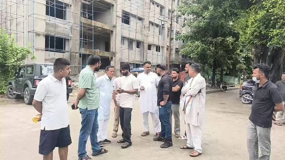 गूलरभोज में विशेष समुदाय के साथ मारपीट का मामला, मारपीट के बाद युवक की हालत बिगड़ी, परिजन जिला अस्पताल लेकर पहुंचे।
#गूलरभोज #मारपीट #मुकदमा #पुलिस #जांच #जिला_अस्पताल #युवक #ऊधमसिंहनगर #उत्तराखंड #Gadarpur #Gularbhoj #UttarakhandNews