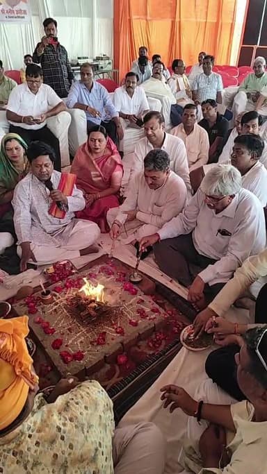फिरोजाबाद में ट्रांसपोर्ट नगर का भूमि पूजन नगर विधायक मनीष असीजा करते हुए इस मौके पर भाजपा जिलाध्यक्ष उदय प्रताप सिंह,नगर आयुक्त प्रशांत नागर सहित नगर मजिस्ट्रेट विनोद कुमार पांडे एवं भाजपा नेतागढ़ सहित नगर निगम पार्षद मौजूद रहे
#वायरल #लाइव #वीडियो #ट्रांसपोर्ट #नगर