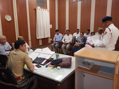प्रेस विज्ञप्ति दिनांक 17.08.2026 जिला रोहतक
एएसपी ने सडक सुरक्षा को लेकर स्कूल/कॉलेज के प्राचार्य के साथ की मीटिंग
सड़क सुरक्षा प्रतियोगिता का प्रथम चरण 31 अगस्त 2026 को
प्रतियोगिता के माध्यम से यातायात नियमों के प्रति समाज में जागरूकता लाना हमारी जिम्मेवारी : एएसपी आयुष यादव
एएसपी आयुष यादव ने प्रशनोतरी प्रतियोगिता के होने वाले आयोजन को लेकर मीटिंग की है। मीटिंग के दौरान जिला मे स्थित स्कूल/कॉलेज के प्राचार्य ने हिस्सा लिया। मीटिंग मे आर.टी.ए श्री विरेन्द्र ढुल, डीओ, खण्ड व उप खण्ड के शिक्षा अधिकारी, प्रभारी थाना यातायात पूर्व, प्रभारी थाना यातायात पश्चिम, प्रभारी थाना हाईवे, स्कूल/कॉलेज के प्राचार्य, संचालकों मौजूद रहे। एएसपी ने मीटिंग मे मौजूद स्कूल/कॉलेज के प्राचार्या, संचालकों को सड़क सुरक्षा बारे संबोधित करते हुए कहा कि हरियाणा पुलिस द्वारा सड़क सुरक्षा प्रतियोगिता का आयोजन किया जाता है जिसमें स्कूल व कॉलेज में पढ़ने वाले छात्र हिस्सा लेते है। आगे उन्होने कहा कि जिला रोहतक मे 613 सरकारी/प्राईवेट स्कूल व 16 कॉलेज मे इस प्रतियोगिता का आयोजन किया जायेगा। इस वर्ष प्रशनोतरी प्रतियोगिता 2026-27 का आयोजन किया जा रहा है जिस संबंध में सभी तैयारियां पूर्ण कर ली गई है। प्रशनोतरी प्रतियोगिता का मुख्य उद्देश्य बच्चों को शुरु से ही यातायात नियमों बारे अवगत कराना है तथा यातायात नियमों की पालना करने बारे जागरुक करना है।
उन्होने कहा कि प्रतियोगिता के माध्यम से यातायात नियमो के प्रति समाज मे जागरुकता लाना हमारी जिम्मेवारी है। बच्चों को बचपन से यातायात नियमों का पालन करने बारे जागरुक व प्रोत्साहित करना होगा। हम सभी को स्कूल, अध्यापक, माता-पिता, प्रशासन को अपनी जिम्मेवारी समझनी होगी। सड़क सुरक्षा प्रतियोगिता को मकसद बच्चो को शुरुआत से ही सड़क सुरक्षा बारे जागरुक करना व उनका महत्व बताना है। प्रत्येक बच्चा को यातायात नियमों के बारे में पता हो तथा पालन करे। प्रशनोतरी प्रतियोगिता की किताब को सबसे पहले प्राचार्य व अध्यापक स्वंय पढ़े तथा अमल करे। आप सभी अपने आपकों छात्रों के सामने एक रोल मॉडल के रुप में पेश करे। वाहन चलाते समय यातायात नियमों का पालन दृढ़ता से करे। पुलिस का मकसद है कि हमारे देश के बच्चो व नागरिकों का खून सड़क पर ना बहें।
उन्होने बताया कि रोहतक पुलिस द्वारा प्रशनोतरी प्रतियोगिता 2026-27 का पहला चरण दिनांक 31 अगस्त सोमवार को स्कूल स्तर पर आयोजित की जायेगी। प्रथम चरण में जिला में स्थित सभी सरकारी व प्राईवेट स्कूलों/कॉलेज के छात्र हिस्सा लेंगे। जिसके बाद प्रतियोगिता का दूसरा चरण आयोजित किया जायेगा। दूसरे चरण मे वो छात्र हिस्सा लेगे जिन्होने प्रथम चरण मे प्रथम, द्वितीय, तृतीय स्थान हासिल किया हो। प्रतियोगिता के पाठ्यक्रम से संबंधित पुस्तकें आन लाईन स्कूलों में वितरण कर दी गई है। प्रथम चरण ओपन बुक प्रतियोगिता है जिसमें भाग लेने वाले छात्र पुस्तक की सहायता लेकर सवालों को हल कर सकते है। परीक्षा का समय एक घण्टा होगा। सभी स्कूलों में एक समय पर परीक्षा आयोजित की जाएगी। सभी स्कूल प्राचार्य/संचालक अपने-2 स्कूल में परीक्षा का आयोजन करेंगे। परीक्षा के दौरान सभी प्रभारी थाना अपने-2 ईलाके में स्थित स्कूलों का दौरा कर परीक्षा का जायजा लेंगे। रोहतक पुलिस द्वारा प्रथम चरण की परीक्षा से संबंधित सभी तैयारियां पूर्ण कर ली गई है।
सहायक पुलिस अधीक्षक ने बताया कि यह प्रतियोगिता पांच चरण मे आयोजित की जाएगी। प्रतियोगिता में चार लेवल है। प्रथम स्तर कक्षा तीसरी से 5वीं, दुसरा स्तर कक्षा 6ठीं से 8वीं, तीसरा स्तर कक्षा 9वीं से 12वीं तक एवम चौथा स्तर कॉलेज का होगा। दूसरा चरण ब्लाक लेवल, तीसरा चरण जिला स्तर, चौथा स्तर रेंज स्तर व पांचवा राज्य स्तर पर आयोजित होगा। रोहतक पुलिस द्वारा सभी छात्रों को बुक उपलब्ध करवाई जा रही है। प्रत्येक चरण मे लिखित परीक्षा होगी जिसमें क्वींज कम्पीटीशन होगा।