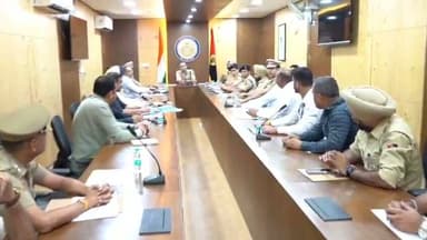 अपराध, अपराध है, चाहे किसी भी पुलिस क्षेत्राधिकार में हो, कार्रवाई भी संयुक्त जिम्मेदारी के साथ होगी: पुलिस कमिश्नर पंकज नैन
पुलिस कमिश्नर पंकज नैन की अध्यक्षता में हुई ट्राईसिटी क्राइम यूनिट्स मीटिंग में सुरक्षित ट्राईसिटी का नया रोडमैप तैयार: पंचकूला, मोहाली, चंडीगढ़, सोलन व अंबाला की क्राइम यूनिट्स के अधिकारी रहे शामिल
ज्वाईंट पेट्रोलिंग व मॉक ड्रिल से लेकर हथियारों और नशे की तस्करी के खिलाफ चलाया जाएगा संयुक्त अभियान, स्नैचिंग और चोरी में शामिल रहे आरोपियों तथा जमानत पर बाहर चल रहे अपराधियों पर रहेगी नजर
पंचकूला/ 17 अगस्त: -ट्राईसिटी और आसपास के क्षेत्रों में अपराध नियंत्रण को और प्रभावी बनाने, अपराधियों को पुलिस क्षेत्राधिकार की सीमाओं का फायदा उठाने से रोकने तथा अंतर्राज्यीय व अंतर-जिला समन्वय मजबूत करने की दिशा में आज पुलिस कमिश्नर आईपीएस पंकज नैन की अध्यक्षता में सेक्टर-4 स्थित पुलिस आयुक्त कार्यालय में ट्राईसिटी क्राइम यूनिट के साथ महत्वपूर्ण समन्वय बैठक आयोजित की गई। बैठक में डीसीपी क्राइम एंड ट्रैफिक पंचकूला आईपीएस अमरिंदर सिंह के अलावा चंडीगढ़, मोहाली (पंजाब), सोलन (हिमाचल प्रदेश) और अंबाला के डीएसपी स्तर के अधिकारी तथा विभिन्न क्राइम यूनिट्स के इंचार्ज शामिल हुए।
बैठक में अपराध की रोकथाम के साथ वारदात के बाद अपराधियों तक न्यूनतम समय में पहुंचने के लिए संयुक्त एक्शन प्लान तैयार किया गया। पुलिस कमिश्नर पंकज नैन ने स्पष्ट कहा कि अपराध, अपराध है चाहे वह किसी भी पुलिस क्षेत्राधिकार में हो। उन्होंने कहा कि अपराधियों के खिलाफ कार्रवाई अपने-अपने क्षेत्र तक सीमित न रहकर संयुक्त जिम्मेदारी के साथ की जानी चाहिए। सीमाएं आपस में सटी होने के कारण अपराधी वारदात के बाद दूसरे क्षेत्र में प्रवेश कर बचने का प्रयास करते हैं। ऐसे में तत्काल सूचना साझा कर संयुक्त कार्रवाई जरूरी है।
पुलिस कमिश्नर ने कहा कि अपराध होने की स्थिति में सभी पुलिस इकाइयों के बीच त्वरित समन्वय से अपराधी को दूसरे क्षेत्र की सीमा में प्रवेश कर फरार होने से पहले पकड़ा जा सकता है। बैठक में बॉर्डर एरिया के क्राइम हॉटस्पॉट्स पर संयुक्त पेट्रोलिंग, हथियारों और नशे की तस्करी के खिलाफ संयुक्त अभियान तथा बिना नंबर प्लेट वाले और संदिग्ध वाहनों पर विशेष निगरानी का निर्णय लिया गया। साथ ही ऐसे ब्लाइंड स्पॉट्स की पहचान कर वहां सीसीटीवी कैमरों की कवरेज बढ़ाने और सीसीटीवी फुटेज के माध्यम से अपराधियों के रूट को ट्रेस करने पर जोर दिया गया। इसके अलावा आधुनिक सॉफ्टवेयर और तकनीकी संसाधनों की मदद ली जाएगी। इस व्यवस्था की हर महीने समीक्षा भी की जाएगी।
इसके अलावा स्नैचिंग और चोरी में शामिल रहे आरोपियों तथा जमानत पर बाहर चल रहे अपराधियों की स्थिति की नियमित जांच की जाएगी। संबंधित जिला पुलिस के साथ मिलकर उनकी गतिविधियों पर नजर रखी जाएगी। किरायेदारों के सत्यापन की प्रक्रिया को भी जिला पुलिस के समन्वय से और प्रभावी बनाया जाएगा।
बैठक में संयुक्त मॉक ड्रिल आयोजित करने सहित कई अन्य सुझावों पर भी चर्चा हुई। अधिकारियों ने अपने क्षेत्रों से जुड़े महत्वपूर्ण इनपुट साझा किए और सूचना तंत्र मजबूत करने पर सहमति जताई।
पुलिस कमिश्नर पंकज नैन ने कहा कि उद्देश्य ऐसी संयुक्त पुलिसिंग व्यवस्था तैयार करना है, जिसमें अपराधी किसी भी जिले या राज्य की सीमा को सुरक्षा कवच न बना सकें। सभी पुलिस टीमें क्षेत्राधिकार की सीमाओं से ऊपर उठकर एकजुटता से काम करेंगी, ताकि अपराध के बाद अपराधी तक जल्द पहुंचकर उसे कानून के शिकंजे में लाया जा सके।
