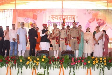 स्वतंत्रता दिवस 2026 के अवसर पर जिला स्तरीय समारोह में कुरुक्षेत्र पुलिस के उत्कृष्ट कार्य करने वाले 6 अधिकारियों और कर्मचारियों को मुख्य अतिथि हरियाणा विधानसभा अध्यक्ष श्री हरविंदर सिंह कल्याण द्वारा प्रशंसा पत्र देकर सम्मानित किया गया। सम्मानित होने वालों में निरीक्षक प्रतीक कुमार, निरीक्षक मंदीप सिंह, निरीक्षक सुरेंद्र सिंधु, निरीक्षक सतीश कुमार, सहायक उप निरीक्षक मंजीत सिंह और सहायक उप निरीक्षक सन्नी कुमार शामिल हैं। इसके अलावा शानदार परेड नेतृत्व के लिए डीएसपी सिद्धार्थ और टुकड़ी कमांडरों को भी सम्मानित किया गया। #cmohry #police_haryana #HaryanaPolice #AmbalaIgp #KurukshetraPolice #IndependenceDay2026 #ProudMoment
