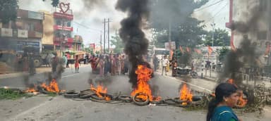#नालंदा - मुहाने नदी किनारे मिला शव बना पहेली, रोहित की हत्या की आशंका पर सड़क जाम
नालंदा से संवाददाता राकेश कुमार
चंडी थाना क्षेत्र में मुहाने नदी के किनारे रविवार शाम बरामद हुआ एक पार्थिव शरीर देर शाम तक पुलिस के लिए पहेली बना रहा। प्रारंभिक तौर पर शव की पहचान चंडी डीह पर निवासी उमेश चौधरी के 21 वर्षीय पुत्र रोहित कुमार के रूप में की गई थी। परिजनों ने भी शुरुआत में शव की पहचान रोहित के रूप में की, लेकिन करीब डेढ़ घंटे बाद कुछ स्वजनों ने पहचान से इनकार कर दिया। उनका कहना था कि शव किसी अज्ञात बुजुर्ग का है और उस पर मौजूद कपड़े भी रोहित के नहीं हैं।
थानाध्यक्ष अखिलेश कुमार झा ने बताया कि रोहित के परिजन पहचान को लेकर कभी हां तो कभी ना की स्थिति में हैं। ऐसे में शव की वास्तविक पहचान सुनिश्चित करने के लिए डीएनए मिलान कराया जाएगा। इसके बाद ही अनुसंधान को आगे बढ़ाया जाएगा।
बताया गया कि रोहित कुमार 13 अगस्त से लापता था। घर नहीं लौटने पर अगले दिन परिजनों ने थाने में इसकी सूचना दी थी। रविवार को मुहाने नदी के किनारे किसी शव के पड़े होने की सूचना मिलने पर पुलिस मौके पर पहुंची। शव से दुर्गंध आ रही थी। इसके बाद रोहित के परिजनों को बुलाकर पहचान कराई गई।
परिजनों के अनुसार, रोहित फेरी लगाकर कबाड़ लोहा, टिन, कागज आदि की खरीद-बिक्री करता था। वह चार भाइयों में सबसे छोटा और अविवाहित था। कुछ माह पूर्व वह मुंबई भी गया था। स्थानीय लोगों के अनुसार, रोहित नशे की गिरफ्त में था और इसी प्रवृत्ति वाले कुछ किशोरों एवं युवकों के संपर्क में रहता था।
शव की स्थिति को लेकर हत्या की आशंका भी जताई जा रही है। परिजनों और स्थानीय लोगों का दावा है कि शव के हाथ पर कटे होने के निशान हैं तथा गर्दन पर भी चोट के निशान दिखाई दे रहे हैं। सिर पर बाल नहीं होने की बात भी सामने आई है। हालांकि पुलिस ने अभी हत्या की पुष्टि नहीं की है और सभी बिंदुओं पर जांच कर रही है।
रोहित के पिता ने दावा किया कि उसके पैर में बचपन से चोट का निशान था और बरामद शव के पैर पर भी वैसा ही निशान मौजूद है। वहीं, परिवार के अन्य सदस्य इसे लेकर असहमति जता रहे हैं। इसी कारण शव की पहचान को लेकर स्थिति स्पष्ट नहीं हो सकी है।
पुलिस ने मामले में संदेह के आधार पर पड़ोस के दो युवकों से पूछताछ की है। घटनास्थल को एफएसएल जांच के लिए सुरक्षित कर लिया गया है। पुलिस इस बिंदु पर भी जांच कर रही है कि बरामद शव रोहित का है या किसी अन्य व्यक्ति का। साथ ही यह भी पता लगाया जा रहा है कि मौत हत्या के कारण हुई है अथवा इसके पीछे कोई अन्य वजह है।
हत्या की आशंका पर चंडी बाजार में सड़क जाम
इधर, रोहित कुमार की हत्या की आशंका जताते हुए उसके स्वजन और मोहल्ले के लोगों ने सोमवार सुबह करीब नौ बजे चंडी बाजार में सड़क जाम कर दिया। करीब आधे घंटे तक लोगों ने आवागमन बाधित रखा। हालांकि इस दौरान वाहनों का परिचालन बाईपास मार्ग से जारी रहा। लोगों ने मामले की निष्पक्ष जांच कर सच्चाई सामने लाने और दोषियों के खिलाफ कार्रवाई की मांग की। पुलिस के आश्वासन के बाद जाम समाप्त कराया गया।