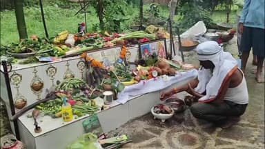 मंडला: जिले के रामबाग गांव में नागपंचमी की अनोखी परंपरा, पटा बैठाकर नागदेव की पूजा से सर्पदंश ठीक करने का दावा
