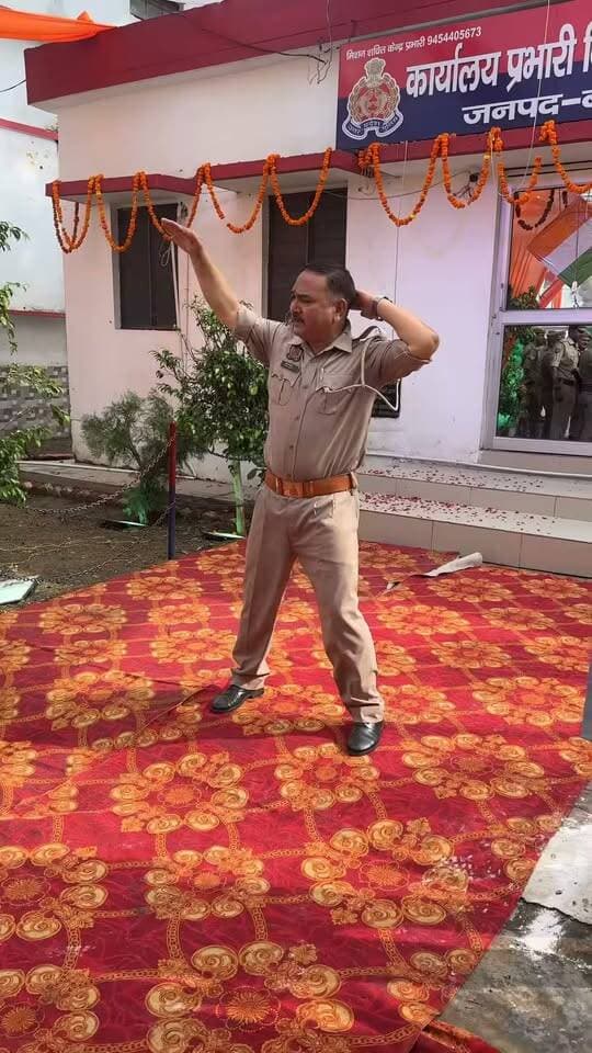 खाकी का नाम सुनते ही दिमाग में अक्सर एक गंभीर चेहरा आता है- कड़क आवाज, ड्यूटी का दबाव और कानून-व्यवस्था की जिम्मेदारी. लेकिन 15 अगस्त के दिन बागपत में खाकी का एक अलग ही अंदाज देखने को मिला. तिरंगा फहराया गया. देशभक्ति का माहौल बना. फिर DJ पर गाना बजा- 'वतन तेरा जलवा.' इस दौरान दो कॉन्स्टेबल खुद को रोक नहीं पाए और डांस फ्लोर पर उतर गए.
#viralreelsシ #IndependenceDay