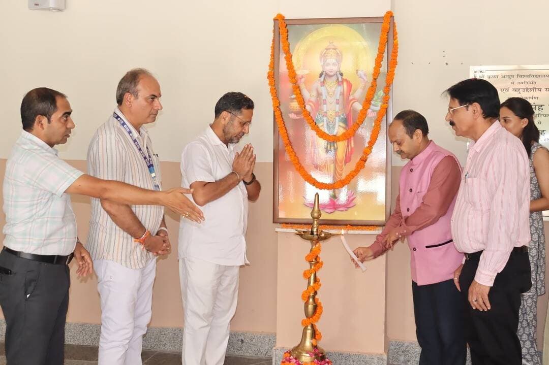 फोटो समाचार
आयुर्वेद को समझने के लिए भारतीय ज्ञान परंपरा को समझना बेहद जरूरी: कुलपति
- आचार्य चरक ने आयुर्वेद के ज्ञान को व्यवस्थित और व्यापक स्वरूप प्रदान किया: डॉ. संधु
-श्री कृष्ण आयुष विश्वविद्यालय में मनाई गई महर्षि चरक जयंती
कुरुक्षेत्र। श्री कृष्ण आयुष विश्वविद्यालय के आयुर्वेद संहिता एवं सिद्धांत स्नातकोत्तर विभाग द्वारा महर्षि चरक जयंती श्रद्धा एवं उत्साह के साथ मनाई गई। कार्यक्रम का शुभारंभ कुलपति प्रो. वैद्य करतार सिंह धीमान, कुलसचिव डॉ. कृष्णकांत गुप्ता तथा मुख्यवक्ता प्रो. बलबीर सिंह संधु, आयुर्वेद अध्ययन एवं अनुसंधान संस्थान के प्राचार्य प्रो. आशीष मेहता, विभागाध्यक्ष प्रो. कृष्ण कुमार ने दीप प्रज्ज्वलित करके किया। इस अवसर पर विद्यार्थियों द्वारा सामूहिक रूप से चरक जयंती गायन किया गया।
कार्यक्रम के मुख्य वक्ता प्रो. बलबीर संधु ने कहा कि महर्षि चरक को समझने से पहले आयुर्वेद के अवतरण और उसकी ज्ञान परंपरा को समझना आवश्यक है। आयुर्वेद की परंपरा पौराणिक काल से चली आ रही है और भारतीय ज्ञान परंपरा को केवल पश्चिमी इतिहास की कसौटियों से नहीं समझा जा सकता।
उन्होंने कहा कि भारतीय वांग्मय में वर्णित परंपराओं, ग्रंथों और पौराणिक प्रमाणों का अध्ययन अपनी दृष्टि से किया जाना चाहिए। अपने इतिहास और ज्ञान परंपरा को समझने के लिए भारतीय स्रोतों को महत्व देना आवश्यक है।
ब्रह्मा से भारद्वाज तक पहुंची ज्ञान की परंपरा: प्रो. संधु
प्रो. संधु ने बताया कि आयुर्वेद का ज्ञान सबसे पहले ब्रह्मा के पास था। ब्रह्मा ने यह ज्ञान दक्ष प्रजापति को, दक्ष प्रजापति ने अश्विनी कुमार को और अश्विनी कुमार से इंद्र ने आयुर्वेद का ज्ञान प्राप्त किया। इसके बाद महर्षि भारद्वाज इस ज्ञान को मृत्युलोक में लेकर आए और पुनर्वसु आत्रेय को प्रदान किया। पुनर्वसु आत्रेय ने अपने छह शिष्यों, अग्निवेश, भेद, जतुकर्ण, पराशर, हारित और शार्पण को आयुर्वेद का ज्ञान दिया। इन शिष्यों ने अपनी-अपनी संहिताओं की रचना की, जिनमें अग्निवेश तंत्र विशेष रूप से प्रसिद्ध हुआ। उन्होंने बताया कि समय के साथ अग्निवेश तंत्र के कई अंश लुप्त हो गए। महर्षि चरक ने इसका पुनर्संस्करण किया और इसे व्यवस्थित स्वरूप प्रदान किया। बाद में चरक संहिता के भी कुछ अंश कालांतर में लुप्त हो गए, जिनकी पूर्ति दृढ़बल ने की। इस प्रकार चरक संहिता वर्तमान स्वरूप तक पहुंची।
आयुर्वेद की वर्तमान समृद्ध परंपरा के पीछे हमारे ऋषि-महर्षियों का अमूल्य योगदान: कुलपति
कुलपति प्रो. वैद्य करतार सिंह धीमान ने कहा कि आयुर्वेद की वर्तमान समृद्ध परंपरा और संस्थागत स्वरूप के पीछे हमारे ऋषि-महर्षियों का अमूल्य योगदान है। उन ऋषियों को सच्ची श्रद्धांजलि तभी होगी, जब हम उनके द्वारा दिए गए ज्ञान को केवल पुस्तकों तक सीमित न रखकर उसे आत्मसात करें और लोकहित में उसका उपयोग करें। आयुर्वेद के मूल ग्रंथों को सही अर्थों में समझने के लिए शब्दों के सूक्ष्म अंतर को समझना जरूरी है। उन्होंने विद्यार्थियों को आह्वान किया कि वे केवल आधुनिक पुस्तकों तक सीमित न रहें, बल्कि चरक संहिता सहित मूल आयुर्वेदिक संहिताओं का गहन अध्ययन करें, क्योंकि आयुर्वेद की वास्तविक समझ उसके मूल ग्रंथों और भारतीय ज्ञान परंपरा से जुड़कर ही विकसित हो सकती है। आयुर्वेद को गहराई से समझने के लिए विद्यार्थियों का मूल संहिताओं का अध्ययन करना अत्यंत आवश्यक है। महर्षि चरक ने चिकित्सा विज्ञान को केवल रोगों के उपचार तक सीमित नहीं रखा, बल्कि स्वस्थ व्यक्ति के स्वास्थ्य की रक्षा और रोगी के उपचार को आयुर्वेद का मूल उद्देश्य बताया। कुलपति ने कहा कि महर्षि चरक भारतीय चिकित्सा परंपरा के महान आचार्य थे, जिनके विचार आज भी आयुर्वेद के विद्यार्थियों और चिकित्सकों के लिए मार्गदर्शक हैं।
चरक संहिता स्वयं महर्षि चरक के विचारों का स्वरूप: कुलसचिव
कुलसचिव डॉ. कृष्णकांत ने कहा कि महापुरुष और महर्षि किसी एक स्थान या काल तक सीमित नहीं होते। उनके विचार और ज्ञान सदैव समाज का मार्गदर्शन करते हैं। चरक संहिता स्वयं महर्षि चरक के विचारों का स्वरूप है, क्योंकि इसमें उनके चिंतन और मानव कल्याण की भावना समाहित है। महर्षि ब्रह्मलीन होने के बाद भी अपने विचारों और ग्रंथों के माध्यम से समाज में जीवित रहते हैं। उन्होंने कहा कि आज के समय की आवश्यकता है कि युवा चिंता करने के बजाय चिंतन करें। उन्होंने कहा कि किसी भी कार्य को करने के लिए पहले मन बनाना पड़ता है। जब मन तैयार होता है तो चिंतन और मनन की प्रक्रिया स्वतः आगे बढ़ती है।
आचार्य चरक आयुर्वेद की महान ज्ञान परंपरा के प्रमुख आचार्य थे: डॉ. मेहता
प्राचार्य प्रो. आशीष मेहता ने कहा कि आचार्य चरक आयुर्वेद की महान ज्ञान परंपरा के प्रमुख आचार्य थे और चरक संहिता ने चिकित्सा ज्ञान को व्यवस्थित एवं व्यापक स्वरूप प्रदान किया। उन्होंने कहा कि आयुर्वेद का ज्ञान चरक से बहुत पहले भारतीय समाज में विद्यमान था, लेकिन आचार्य चरक ने उपलब्ध ज्ञान का संकलन, पुनर्संस्करण और सूत्रबद्ध रूप में प्रस्तुतीकरण किया। उन्होंने विद्यार्थियों से आचार्य चरक के जीवन, सिद्धांतों और मूल संहिताओं का गहन अध्ययन कर इस प्राचीन ज्ञान परंपरा को आगे बढ़ाने का आह्वान किया।
------------------------------------------------------------------------
आयुष विवि में बच्चों का निःशुल्क स्वास्थ्य शिविर आज से शुरू
कुरुक्षेत्र। श्री कृष्ण आयुष विश्वविद्यालय के कुलपति प्रो. वैद्य करतार सिंह धीमान के मार्गदर्शन में कौमारभृत्य विभाग द्वारा आज मंगलवार से 15 दिवसीय निःशुल्क स्वास्थ्य शिविर आयोजित किया जाएगा। विभाग के प्रोफेसर डॉ. अमित कटारिया ने बताया कि शिविर में आगामी 15 दिनों तक 6 से 12 वर्ष की आयु के बच्चों का निःशुल्क स्वास्थ्य जांच की जाएगी। बताया कि केंद्रीय आयुर्वेदीय विज्ञान अनुसंधान परिषद द्वारा संचालित ‘बाल कास परियोजना’ के अंतर्गत यह शिविर आयोजित किया जा रहा है। जिसका मुख्य उद्देश्य बच्चों में कास (खांसी) एवं श्वसन संबंधी स्वास्थ्य समस्याओं की पहचान, प्रारंभिक स्वास्थ्य मूल्यांकन तथा स्वास्थ्य के प्रति जागरूकता उत्पन्न करना है। शिविर के दौरान बच्चों के स्वास्थ्य का प्रारंभिक मूल्यांकन करते हुए कास एवं श्वसन संबंधी लक्षणों की जांच की जाएगी तथा परियोजना में निर्धारित पात्रता मानदंडों के अनुसार पात्र बच्चों की पहचान की जाएगी। जिसके बाद बच्चों का मूल्यांकन किया जाएगा। एमएम