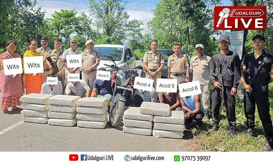 ভৈৰৱকুণ্ডত 234.89 কেজি গাঞ্জা জব্দ, ৬ জন গ্ৰেপ্তাৰ।
ওদালগুৰিৰ ভৈৰৱকুণ্ড আৰক্ষী চকীৰ আৰক্ষী বিষয়া কল্পজিৎ ফুকন ডেকাৰ নেতৃত্বত চলোৱা এক বৃহৎ মাদকবিৰোধী অভিযানত ২৩৪.৮৯ কেজি গাঞ্জা জব্দ কৰে আৰক্ষীয়ে।আৰক্ষীৰ অভিযানত ১৯টা পেকেটত ভৰাই অনা গাঞ্জাখিনি উদ্ধাৰ কৰা হয়। অভিযানকালত দুখন চাৰিচকীয়া বাহন আৰু এখন দুচকীয়া বাহনো জব্দ কৰা হৈছে। ঘটনাৰ সৈতে জড়িত থকাৰ সন্দেহত আৰক্ষীয়ে ৬জন লোককো গ্ৰেপ্তাৰ কৰে। জব্দকৃত গাঞ্জা আৰু বাহনসমূহ আৰক্ষীৰ জিম্মাত লৈ অধিক তদন্ত অব্যাহত ৰাখিছে।