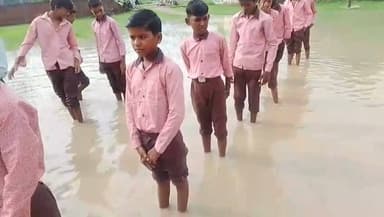 कीचड़ में खड़े होकर फहराया तिरंगा,बांदा के स्कूल की शर्मनाक तस्वीर वायरल!
आजादी का जश्न या बदहाली का आईना? कीचड़ में खड़े होकर बच्चों ने मनाया स्वतंत्रता दिवस
घुटनों तक गंदा पानी, कीचड़ में बच्चे और तिरंगा… बांदा के स्कूल की तस्वीर ने खोली पोल!
23 साल बाद भी जलनिकासी नहीं! कीचड़ में खड़े होकर बच्चों ने फहराया तिरंगा
“तिरंगा आसमान में, बच्चे कीचड़ में! बांदा के स्कूल की शर्मनाक तस्वीर वायरल”