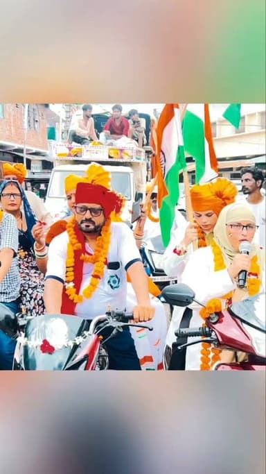 🇮🇳 बाँदा रोटी बैंक सोसाइटी ने मनाया 80वाँ स्वतंत्रता दिवस 🇮🇳
15 अगस्त 2026 को बाँदा रोटी बैंक सोसाइटी के जिला कार्यालय पर 80वें स्वतंत्रता दिवस का भव्य आयोजन किया गया। मुख्य अतिथि श्री सौरव सिंह, अपर मुख्य न्यायिक मजिस्ट्रेट एवं सचिव, विधिक सेवा प्राधिकरण ने ध्वजारोहण कर राष्ट्रगान के बाद जनजागरूकता रैली को हरी झंडी दिखाकर रवाना किया।
कार्यक्रम में संरक्षक शेख सादी जमा, सह-संरक्षक चंद्रमौलि भारद्वाज, उपाध्यक्ष मोहम्मद सलीम, अध्यक्ष रिजवान अली सहित पदाधिकारी, सदस्य एवं समाजसेवी उपस्थित रहे। संगठन मंत्री सुनील सक्सेना ने सभी का आभार व्यक्त किया।
देशभक्ति, सेवा और जनजागरूकता के संकल्प के साथ स्वतंत्रता दिवस मनाया गया।
#बाँदा_रोटी_बैंक #स्वतंत्रता_दिवस #15अगस्त #Banda
