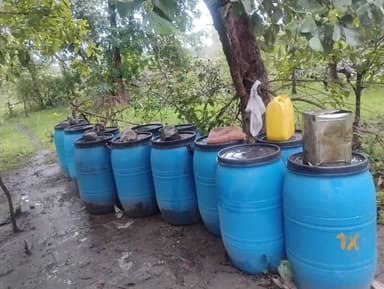 अवैध दारू व्यवसायाविरोधात धानोरा पोलिसांची कठोर कारवाई!
पोलीस स्टेशन धानोरा पथकाने मौजा वानरचुवा जंगल परिसरात दोन वेगवेगळ्या ठिकाणी कारवाई करत अवैध हातभट्टी दारू निर्मिती व साठवणुकीवर कारवाई केली.
कारवाईदरम्यान मोहफुलाचा सडवा, हातभट्टी दारू व दारू निर्मितीचे साहित्य असा एकूण ₹3,44,000/- किमतीचा मुद्देमाल घटनास्थळी नियमानुसार नष्ट करण्यात आला.
दोन्ही प्रकरणांमध्ये संबंधित आरोपींविरुद्ध पोलीस स्टेशन धानोरा येथे गुन्हे दाखल करण्यात आले असून पुढील कारवाई सुरू आहे.
पोलीस अधीक्षक श्री. एम. रमेश यांच्या निर्देशानुसार जिल्ह्यातील अवैध दारू निर्मिती, साठवणूक व विक्रीविरोधात गडचिरोली पोलीस दलाची कारवाई यापुढेही कठोरपणे सुरू राहणार आहे.
अवैध व्यवसायाला आळा… कायद्याची कठोर अंमलबजावणी!
#GadchiroliPolice #DhanoraPolice #IllegalLiquorAction #CrimePrevention #MaharashtraPolice
@mramesh_ips @dgpmaharashtra