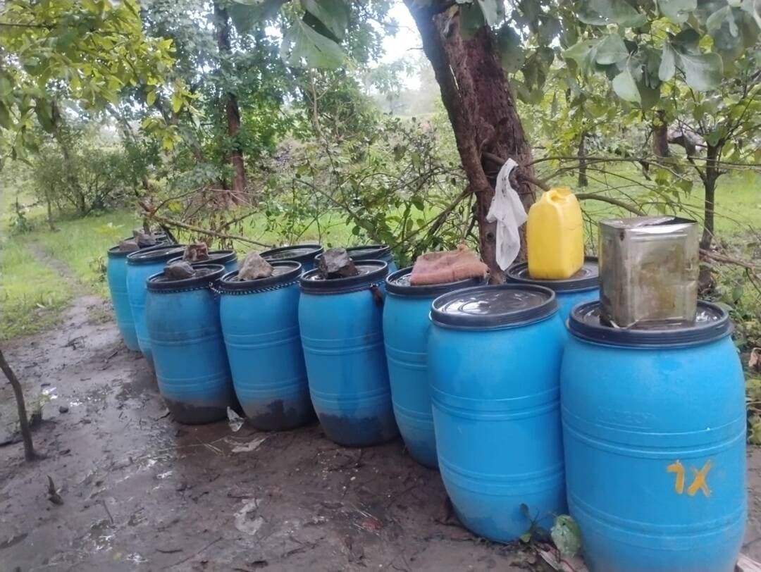 अवैध दारू व्यवसायाविरोधात धानोरा पोलिसांची कठोर कारवाई!
पोलीस स्टेशन धानोरा पथकाने मौजा वानरचुवा जंगल परिसरात दोन वेगवेगळ्या ठिकाणी कारवाई करत अवैध हातभट्टी दारू निर्मिती व साठवणुकीवर कारवाई केली.
कारवाईदरम्यान मोहफुलाचा सडवा, हातभट्टी दारू व दारू निर्मितीचे साहित्य असा एकूण ₹3,44,000/- किमतीचा मुद्देमाल घटनास्थळी नियमानुसार नष्ट करण्यात आला.
दोन्ही प्रकरणांमध्ये संबंधित आरोपींविरुद्ध पोलीस स्टेशन धानोरा येथे गुन्हे दाखल करण्यात आले असून पुढील कारवाई सुरू आहे.
पोलीस अधीक्षक श्री. एम. रमेश यांच्या निर्देशानुसार जिल्ह्यातील अवैध दारू निर्मिती, साठवणूक व विक्रीविरोधात गडचिरोली पोलीस दलाची कारवाई यापुढेही कठोरपणे सुरू राहणार आहे.
अवैध व्यवसायाला आळा… कायद्याची कठोर अंमलबजावणी!
#GadchiroliPolice #DhanoraPolice #IllegalLiquorAction #CrimePrevention #MaharashtraPolice
@mramesh_ips @dgpmaharashtra