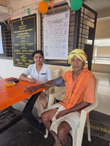 दुर्गम भागातील नागरिकांच्या आरोग्यासाठी गडचिरोली पोलीस दलाचा पुढाकार!
मौजा गॅरापत्ती येथील आठवडी बाजारादरम्यान मोफत आरोग्य तपासणी शिबिराचे आयोजन करण्यात आले. पोलीस रुग्णालय गडचिरोली, जिल्हा सामान्य रुग्णालय गडचिरोली व जिल्हा परिषद गडचिरोली यांच्या संयुक्त विद्यमाने हा उपक्रम राबविण्यात आला.
शिबिरात तज्ज्ञ वैद्यकीय पथकाकडून 84 नागरिकांची आरोग्य तपासणी करून आवश्यकतेनुसार मोफत औषधे देण्यात आली. तसेच विविध आजार व पोषणविषयक समस्यांबाबत मार्गदर्शन करण्यात आले.
यावेळी फिरत्या प्रदर्शनीच्या माध्यमातून शहीद जवानांचे बलिदान, सी-60 जवानांचे शौर्य आणि गडचिरोली पोलीस दलाच्या नागरी कृती उपक्रमांची माहिती नागरिकांपर्यंत पोहोचविण्यात आली.
सन 2021 पासून 206 आरोग्य मेळाव्यांच्या माध्यमातून 43 हजारांहून अधिक नागरिकांची आरोग्य तपासणी करण्यात आली असून, ‘ऑपरेशन रोशनी’ अंतर्गत 9,971 हून अधिक नागरिकांची नेत्र तपासणी व 1,412 नागरिकांची मोफत मोतीबिंदू शस्त्रक्रिया करण्यात आली आहे.
सुरक्षेसोबतच आरोग्याचीही साथ… नागरिकांच्या सेवेसाठी गडचिरोली पोलीस सदैव तत्पर!
#GadchiroliPolice #HealthCamp #CivicAction #HealthyGadchiroli #MaharashtraPolice
