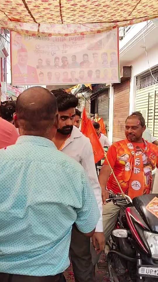 कैंट विधानसभा क्षेत्र के सुभाष नगर पर डॉ.अनीस बेग द्वारा कावड़ यात्रा लेकर आ रहे शिव भक्तों का किया गया स्वागत इस दौरान कांवड़ियों पर पुष्प वर्षा करने के साथ-साथ फल का वितरण भी किया गया
#DrAnisBeg #AnisBeg #KanwarYatra #Kanwariya #KanwarSeva #KanwariyaSeva #JalpanVitaran #Bareilly #BareillyDarpan #CanttAssembly #CanttVidhanSabha #BareillyNews #LiveBroadcast #LiveCoverage #KanwarYatra2026 #Sawan2026