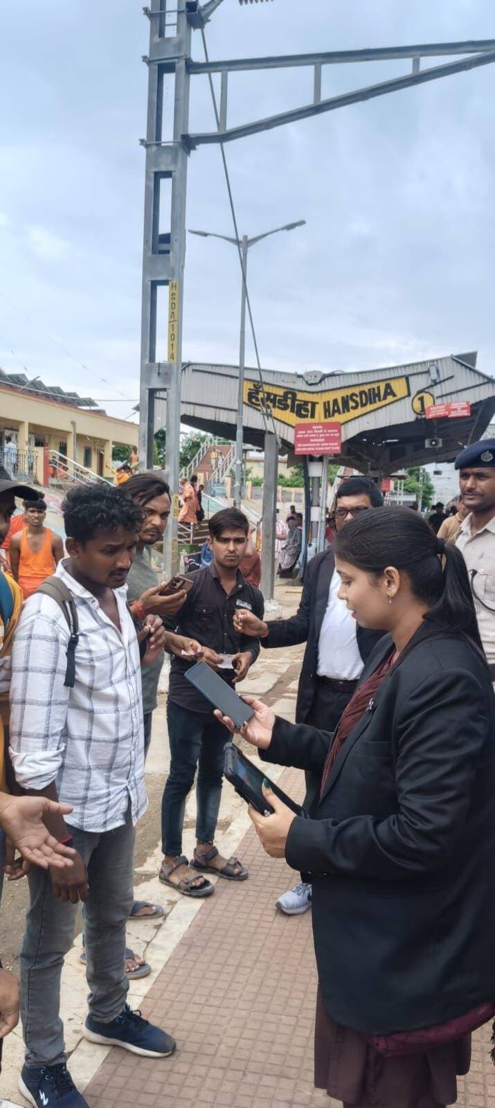 भागलपुर–दुमका सेक्शन में गहन टिकट जांच अभियान
कुल 120 पकड़ाया
₹1,10,000 का जुर्माना वसूला गया
मालदा मंडल ने सभी यात्रियों, कांवरियों से की अपील
वैध टिकट के साथ यात्रा करें और दिशा- निर्देशों का करें पालन
जांच अभियान रहेगा लगातार जारी...