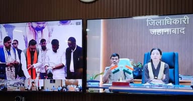 🎓 विद्यार्थियों की समस्याओं के त्वरित समाधान की नई व्यवस्था; मुख्यमंत्री श्री सम्राट चौधरी ने ‘विद्यार्थी सहयोग कार्यक्रम पोर्टल’ का किया लोकार्पण
माननीय मुख्यमंत्री, बिहार श्री सम्राट चौधरी द्वारा विद्यार्थियों की शैक्षणिक, छात्रावास एवं अन्य समस्याओं के त्वरित, पारदर्शी एवं प्रभावी समाधान हेतु ‘विद्यार्थी सहयोग कार्यक्रम पोर्टल’ का लोकार्पण किया गया। कार्यक्रम में जहानाबाद से जिला पदाधिकारी श्रीमती छिरिङ वाई भूटिया ने वीडियो कॉन्फ्रेंसिंग के माध्यम से भाग लिया।
🔹 25 अगस्त, 2026 से शिविर प्रारंभ, प्रत्येक माह के चौथे मंगलवार को विद्यार्थी सहयोग शिविर आयोजित किया जाएगा; अवकाश की स्थिति में शिविर अगले कार्य दिवस को लगेगा
🔹 शिकायतों का 10 दिनों के भीतर अनिवार्य निष्पादन सुनिश्चित किया जाएगा, शिकायतकर्ता विद्यार्थियों की गोपनीयता सुरक्षित रखी जाएगी।
🔹 विद्यार्थी डायल 1100 के माध्यम से भी शिकायत दर्ज करा सकेंगे।
🔹 20 अगस्त को नोडल पदाधिकारी एवं आईटी प्रबंधक, NIC को मास्टर प्रशिक्षक के रूप में प्रशिक्षित किया जाएगा।
🔹 21 अगस्त को जिला एवं प्रखंड स्तरीय पदाधिकारियों को प्रशिक्षण दिया जाएगा।
जिला पदाधिकारी ने पोर्टल एवं विद्यार्थी सहयोग शिविर के प्रभावी क्रियान्वयन तथा विद्यार्थियों की शिकायतों के संवेदनशील, समयबद्ध एवं गुणवत्तापूर्ण निष्पादन के निर्देश दिए।
#विद्यार्थी_सहयोग_कार्यक्रम #छात्रहित #जहानाबाद
#विकसितभारत_समृद्धबिहार_आदर्शजहानाबाद
#जिलाप्रशासन_जहानाबाद