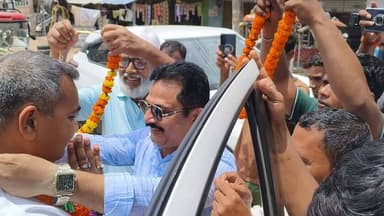 शेखपुरा पहुंचे जमुई सांसद अरुण भारती, मेडिकल कॉलेज और वंदे भारत ट्रेन को लेकर दिया बड़ा भरोसा।
सोमवार को पटना से जमुई जाने के क्रम में जमुई सांसद अरुण भारती शेखपुरा पहुंचे। इस दौरान लोजपा (रामविलास) के जिला अध्यक्ष ईमाम गजाली ने उनका भव्य स्वागत किया।
स्वागत के बाद जिले की विभिन्न समस्याओं को लेकर सांसद अरुण भारती से चर्चा की गई। ईमाम गजाली ने क्षेत्र से जुड़े कई महत्वपूर्ण मुद्दों को सांसद के समक्ष रखा और उनके समाधान की दिशा में पहल करने का आग्रह किया।
पत्रकारों से बातचीत के दौरान सांसद अरुण भारती ने कहा कि जनता की समस्याओं को दूर करने के लिए लगातार प्रयास किया जा रहा है। उन्होंने भरोसा दिलाया कि जिले के विकास और जनहित से जुड़े मुद्दों को प्राथमिकता के आधार पर उठाया जाएगा।
वंदे भारत ट्रेन के ठहराव के सवाल पर सांसद ने कहा कि इसके लिए प्रयास जारी है। उन्होंने भरोसा जताया कि शेखपुरा में वंदे भारत ट्रेन का ठहराव जरूर होगा।
वहीं शेखपुरा में मेडिकल कॉलेज खोले जाने के सवाल पर अरुण भारती ने कहा कि मेडिकल कॉलेज शेखपुरा में ही खुलेगा। इसके लिए लोगों को थोड़ा समय और इंतजार करना होगा।
प्रशांत किशोर के सवाल पर सांसद ने कहा कि जनता ने उन्हें मत देकर सहयोग किया है। विपक्ष का काम विरोध करना है और इससे विकास के प्रयासों पर कोई फर्क नहीं पड़ेगा।
Chirag Paswan Arun Bharti - अरुण भारती Imam Ghazali Imam Ghazali Ljp R Imam Ghazali