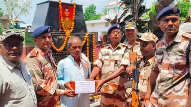 शहीद अभिराज कुमार की चौथी शहादत दिवस पर नम आंखों से दी गई श्रद्धांजलि।
जम्मू-कश्मीर के अमरनाथ यात्रा के दौरान राष्ट्र की सेवा करते हुए वीरगति को प्राप्त हुए शहीद कांस्टेबल/दूरसंचार अभिराज कुमार की चौथी शहादत दिवस पर श्रद्धांजलि समारोह आयोजित रविवार के दिन किया गया। इस दौरान शहीद की मां की आंखों से आंसू छलक पड़े। मौजूद लोगों ने शहीद अभिराज कुमार को नम आंखों से श्रद्धांजलि अर्पित कर उनके अदम्य साहस और बलिदान को याद किया।
शहीद अभिराज कुमार, पिता सुरेन्द्र राम, ग्राम खेमतरणी स्थान, पोस्ट सूर्यगढ़ा, तहसील एवं जिला लखीसराय (बिहार) के निवासी थे। उनका जन्म 30 दिसंबर 1999 को हुआ था। वे 16 जनवरी 2020 को आईटीबीपी (ITBP) बल में कांस्टेबल/दूरसंचार के पद पर शामिल हुए थे।
अभिराज कुमार की तैनाती 54वीं वाहिनी में थी। जम्मू-कश्मीर के अमरनाथ यात्रा क्षेत्र में ड्यूटी का निर्वहन करते हुए 16 अगस्त 2022 को उन्होंने राष्ट्र की सेवा में अपने प्राण न्यौछावर कर दिए। संवेदनशील क्षेत्र में कर्तव्य का निर्वहन करते हुए दिया गया उनका सर्वोच्च बलिदान देश हमेशा याद रखेगा।
चौथी शहादत दिवस समारोह में आईटीबीपी के पुलिस पदाधिकारी, सूर्यगढ़ा थाना अध्यक्ष, स्थानीय ग्रामीण, धारी विकास मंच के पदाधिकारी एवं बड़ी संख्या में अन्य लोग शामिल हुए। सभी ने शहीद अभिराज कुमार के चित्र पर पुष्प अर्पित कर श्रद्धांजलि दी और उनके बलिदान को नमन किया।
समारोह में वक्ताओं ने कहा कि देश की सुरक्षा और सेवा के लिए अपने प्राणों की आहुति देने वाले वीर जवानों का बलिदान कभी भुलाया नहीं जा सकता। शहीद अभिराज कुमार का साहस और राष्ट्र के प्रति समर्पण आने वाली पीढ़ियों के लिए प्रेरणा बना रहेगा।
ITBP पदाधिकारी, सूर्यगढ़ा थाना अध्यक्ष, शोकाकुल परिवार, ललन कुमार, देवेंद्र कुमार पप्पू अरविन्द, गोलू राज, कर्मवीर,आनन्द अनीश धारी, जितेन्द्र धारी, कृष्णा धारी, सोनू कुमार, नीतीश,अभिषेक ,रवि कुमार, राजन कुमार,बलराम कुमार, इंद्रजीत कुमार, रोहित कुमार,दिलखुश कुमार,रामधीन,सचिन,गणेश ,बिपिन, सोनू कुमार, गणेश कुमार , नरेश राम सहित अन्य लोग शामिल हुए।
