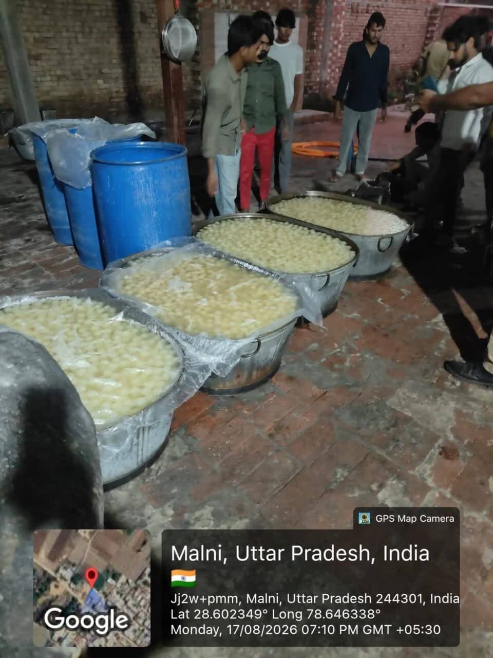 संभल में 45 क्विंटल नकली रसगुल्ले बरामद
संभल-अवैध रसगुल्ला फैक्ट्रियों पर सिटी मजिस्ट्रेट और खाद्य सुरक्षा विभाग का छापा,45 क्विंटल रसगुल्ले बरामद,बरामद रसगुल्लों को कमरों में बंद करा कर सैंपल जांच को मेरठ भेजे,कुल तीन फैक्ट्रियों पर लगा छापा,हजरतनगरगढ़ी थाना के गांव मंगनपुर का मामला।
