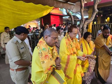 नलखेड़ा मां बगलामुखी के दरबार में गूंजे वैदिक मंत्र
म प्र मानवाधिकार आयोग अध्यक्ष डॉ. अवधेश प्रताप सिंह ने किया हवन-पूजन
आगर-मालवा जिले की धार्मिक आस्था के केंद्र विश्व प्रसिद्ध मां पीतांबरा बगलामुखी देवी मंदिर नलखेड़ा में श्रद्धा और भक्ति का वातावरण रहा। म.प्र मानवाधिकार आयोग के अध्यक्ष डॉ. अवधेश प्रताप सिंह ने कलेक्टर डॉ. शेर सिंह मीना एवं पुलिस अधीक्षक श्री दिलीप सोनी के साथ मंदिर में मां बगलामुखी के दर्शन कर हवन-पूजन किया और प्रदेश एवं जिले की सुख समृद्धि के लिए आहुतियां दी।
पूजन के दौरान पुजारियों ने वैदिक मंत्रोच्चार के साथ विधि-विधान से हवन संपन्न कराया । सभी ने जिले एवं प्रदेश की सुख-समृद्धि, शांति एवं खुशहाली की कामना की। बड़ी संख्या में श्रद्धालु दर्शन के लिए उपस्थित थे।
इस अवसर पर एसडीएम श्रीमती देव कुंवर सोलंकी, एसडीओपी श्री देवनारायण यादव सहित अन्य प्रशासनिक एवं पुलिस अधिकारी भी उपस्थित थे। अधिकारियों ने मंदिर की सुरक्षा एवं श्रद्धालुओं के लिए की गई व्यवस्थाओं का जायजा भी लिया।
पूरे परिसर में भक्तिमय माहौल रहा। दर्शन करने आए श्रद्धालुओं ने मां बगलामुखी से आशीर्वाद प्राप्त किया।
प्रारंभ में अधिकारियों ने आयोग के अध्यक्ष का पुष्पगुच्छ भेंट कर स्वागत किया तथा देवी लोक के तहत निर्माणाधीन, स्वीकृत एवं प्रस्तावित विकास कार्यों और जन सुविधाओं के कार्यों के बारे में विस्तार से अवगत कराया।
Jansampark Madhya Pradesh
#नलखेड़ा
#आगरमालवा
#जनसंपर्क