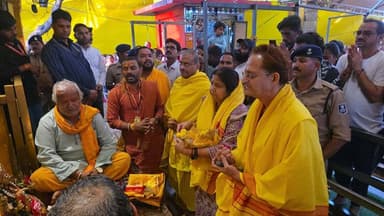 नलखेड़ा मां बगलामुखी के दरबार में गूंजे वैदिक मंत्र
म प्र मानवाधिकार आयोग अध्यक्ष डॉ. अवधेश प्रताप सिंह ने किया हवन-पूजन
आगर-मालवा जिले की धार्मिक आस्था के केंद्र विश्व प्रसिद्ध मां पीतांबरा बगलामुखी देवी मंदिर नलखेड़ा में श्रद्धा और भक्ति का वातावरण रहा। म.प्र मानवाधिकार आयोग के अध्यक्ष डॉ. अवधेश प्रताप सिंह ने कलेक्टर डॉ. शेर सिंह मीना एवं पुलिस अधीक्षक श्री दिलीप सोनी के साथ मंदिर में मां बगलामुखी के दर्शन कर हवन-पूजन किया और प्रदेश एवं जिले की सुख समृद्धि के लिए आहुतियां दी।
पूजन के दौरान पुजारियों ने वैदिक मंत्रोच्चार के साथ विधि-विधान से हवन संपन्न कराया । सभी ने जिले एवं प्रदेश की सुख-समृद्धि, शांति एवं खुशहाली की कामना की। बड़ी संख्या में श्रद्धालु दर्शन के लिए उपस्थित थे।
इस अवसर पर एसडीएम श्रीमती देव कुंवर सोलंकी, एसडीओपी श्री देवनारायण यादव सहित अन्य प्रशासनिक एवं पुलिस अधिकारी भी उपस्थित थे। अधिकारियों ने मंदिर की सुरक्षा एवं श्रद्धालुओं के लिए की गई व्यवस्थाओं का जायजा भी लिया।
पूरे परिसर में भक्तिमय माहौल रहा। दर्शन करने आए श्रद्धालुओं ने मां बगलामुखी से आशीर्वाद प्राप्त किया।
प्रारंभ में अधिकारियों ने आयोग के अध्यक्ष का पुष्पगुच्छ भेंट कर स्वागत किया तथा देवी लोक के तहत निर्माणाधीन, स्वीकृत एवं प्रस्तावित विकास कार्यों और जन सुविधाओं के कार्यों के बारे में विस्तार से अवगत कराया।
Jansampark Madhya Pradesh
#agarmalwa
#आगरमालवा