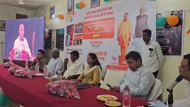 #सीएम योगी ने शुरू की नई राशन प्रणाली, कोटेदारों का लाभांश 90 से बढ़कर 125 रुपये हुआ
#प्रयागराज, बारा। प्रदेश में राशन वितरण व्यवस्था अब और पारदर्शी होगी। मुख्यमंत्री योगी आदित्यनाथ ने वर्चुअल माध्यम से बटन दबाकर नई राशन वितरण प्रणाली का शुभारंभ किया।
बारा तहसील सभागार में आयोजित कार्यक्रम के मुख्य अतिथि विधायक डॉ. वाचस्पति रहे। इस दौरान बताया गया कि प्रदेश के 78 हजार से अधिक कोटेदारों का लाभांश 90 रुपये से बढ़ाकर 125 रुपये प्रति कुंतल कर दिया गया है।
नई डिजिटल प्रणाली से राशन वितरण में पारदर्शिता बढ़ेगी और पात्र लाभार्थियों को समय से निर्धारित मात्रा में खाद्यान्न मिलेगा।
विधायक डॉ. वाचस्पति ने कहा कि सरकार तकनीक के जरिए जनकल्याणकारी योजनाओं को बेहतर बना रही है। लाभांश बढ़ने से कोटेदारों में खुशी है।
कार्यक्रम में एसडीएम शिखा शंखवार, तहसीलदार अनिल पाठक, आपूर्ति निरीक्षक विकास सोनकर सहित बड़ी संख्या में कोटेदार और अधिकारी मौजूद रहे।
#CMYogiAdityanath