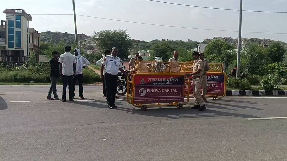 आज दौसा में होगी ट्रैक्टरों की रैली, पुलिस ने हेलीपैड रोड खान भाकरी रोड पर लगाई बैरिकेडिंग, बड़ी संख्या में पुलिस बल मौजूद Dausa Police 🚨🛑️🚧👮♂️🚗