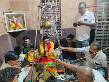 जलालगढ़ जलेस्वर नाथ महादेव मंदिर में किया गया विशेष रूद्राभिषेक पूजन
जलालगढ़ (पूर्णिया) : सावन आते ही क्षेत्र में भगवान भोले नाथ की आराधना शुरू हो गई है। वहीं बाबाधाम जाने वाले कांवरियों की टोली भी लगातार प्रस्थान कर रही है। क्षेत्र के शिवालयों में भी पूजा अर्चना शुरू हो गई है। स्थानीय काली मंदिर परिसर स्थित जलेस्वर नाथ महदेव मंदिर में विशेष रुद्राभिषेक पूजन के साथ सावन महोत्सव की शुरुआत की गई। वहीं दिन भर चले देवों के देव महादेव प्रभु के स्तुति वंदन एवं संध्या को भव्य श्रृंगार आरती से आसपास का संपूर्ण वातावरण भक्ति मय हो गया। पूजन कार्य ट्रस्टी भगीरथ लोहिया एवं उनके कमेटी के द्वारा किया गया। इस मौके पर प्रभु के दर्शन करने आये कई शिव भक्तों ने भी शिवलिंग की वेलपत्र, भांग,धतूरा का फूल आका फूल आदि पुष्पों से पूजा अर्चना की। इस दौरान गंगा जल, दूध, दही, गन्ना का रस, मध, घी, एवं पंचामृत जैसे तरल पदार्थों से शिवलिंग का अभिषेक किया गया। वही भस्म, चंदन, हल्दी आदि का उबटन लेप लगाकर प्रभु को खुश किया गया। इस मौके पर पंडित जय प्रकाश शर्मा ने बताया कि महादेव प्रभु उक्त सामग्रियों के चढ़ाव मात्र से ही शीघ्र प्रसन्न हो जाते हैं। रूद्राभिषेक पूजन से मन को असीम शांति मिलती है तथा मनवांक्षित फल की प्राप्ति के साथ-साथ कई जन्मों के पापों का भी क्षय हो जाता है।
सावन में कब करें रुद्राभिषेक :
पंडित जय प्रकाश शर्मा ने बताया कि वैसे तो पूरे साल भर भगवान शिव की पूजा की जाती है, लेकिन सावन माह में शिव-शंभू की पूजा और उनका ध्यान करने से सभी प्रकार के कष्ट दूर हो जाते हैं। सावन माह के प्रत्येक सोमवार शिव कृपा के लिए अधिक महत्वपूर्ण माने गए हैं।
रुद्राभिषेक का महत्व :-
पंडित जय प्रकाश शर्मा ने बताया कि रुद्राभिषेक दो शब्दों रुद्र और अभिषेक से मिलकर बना है। हिंदू धर्म में भगवान शिव को रुद्र भी कहा जाता है। वहीं अभिषेक का अर्थ है स्नान कराना या करना। इस प्रकार से रुद्राभिषेक का अर्थ है भगवान शिव का अभिषेक। सावन माह में रुद्राभिषेक कराने से घर में सुख-समृद्धि और शांति आती है। साथ ही सावन पर रुद्राभिषेक करने से ग्रहों के अशुभ प्रभाव को भी कम किया जा सकता है और शिवजी की कृपा प्राप्त की जा सकती है। धार्मिक मान्यताओं के अनुसार, रुद्राभिषेक करने से ग्रह दोष, रोग, कष्ट, पाप मिटते हैं। साथ ही भगवान शिव अपने भक्त पर कृपा बरसाते हैं। यदि मन में कोई कामना हो तो सच्चे मन से रुद्राभिषेक जरूर करानी चाहिए।
जलेश्वर नाथ महादेव मंदिर में रूद्राभिषेक के मौके पर , राज कमल शर्मा, दीना नाथ साह, गोविन्द शर्मा, बबलू मांडीवाल,प्रमोद मांडीवाल सुमित कुमार मोनू, किरोड़ी माण्डीवाल सहित काफी संख्या में महिलाएं मौजूद थीं।