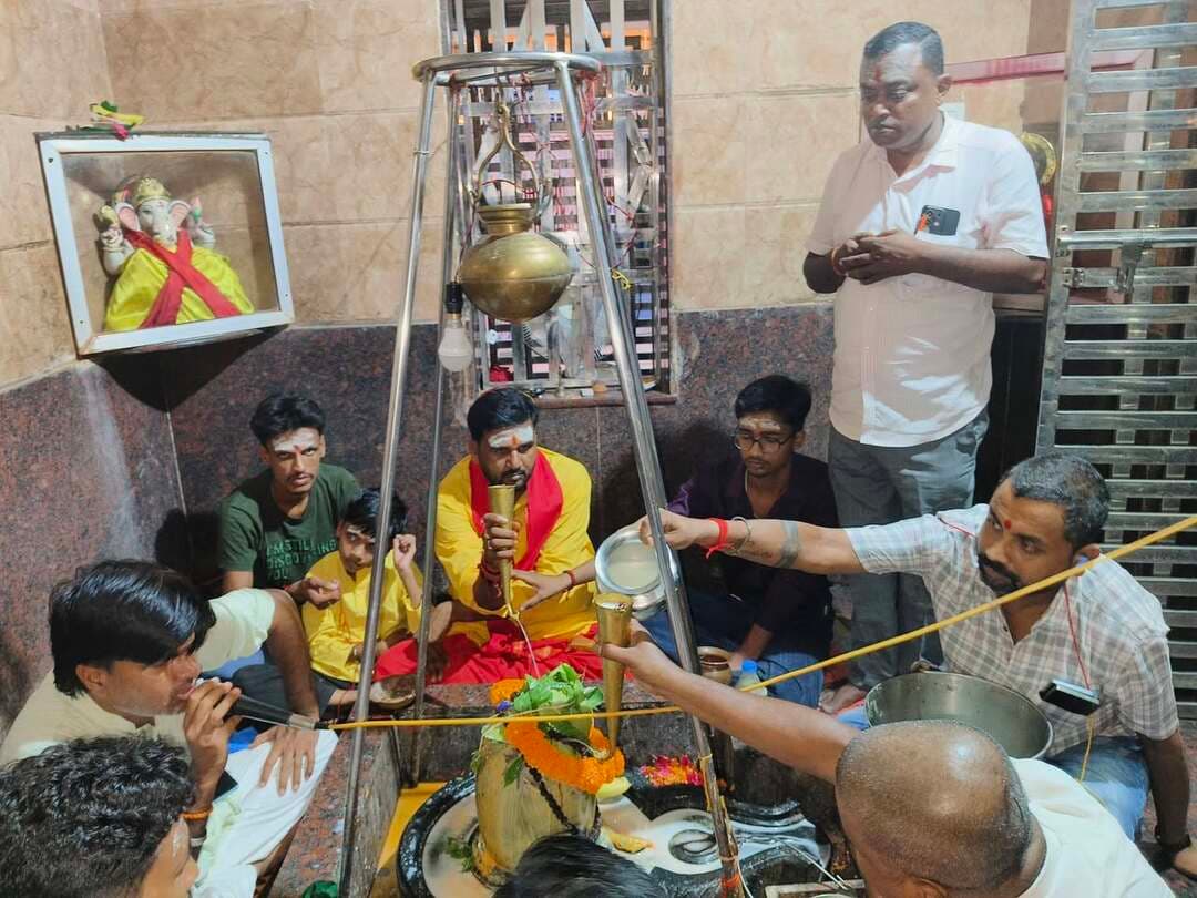 जलालगढ़ जलेस्वर नाथ महादेव मंदिर में किया गया विशेष रूद्राभिषेक पूजन
जलालगढ़ (पूर्णिया) : सावन आते ही क्षेत्र में भगवान भोले नाथ की आराधना शुरू हो गई है। वहीं बाबाधाम जाने वाले कांवरियों की टोली भी लगातार प्रस्थान कर रही है। क्षेत्र के शिवालयों में भी पूजा अर्चना शुरू हो गई है। स्थानीय काली मंदिर परिसर स्थित जलेस्वर नाथ महदेव मंदिर में विशेष रुद्राभिषेक पूजन के साथ सावन महोत्सव की शुरुआत की गई। वहीं दिन भर चले देवों के देव महादेव प्रभु के स्तुति वंदन एवं संध्या को भव्य श्रृंगार आरती से आसपास का संपूर्ण वातावरण भक्ति मय हो गया। पूजन कार्य ट्रस्टी भगीरथ लोहिया एवं उनके कमेटी के द्वारा किया गया। इस मौके पर प्रभु के दर्शन करने आये कई शिव भक्तों ने भी शिवलिंग की वेलपत्र, भांग,धतूरा का फूल आका फूल आदि पुष्पों से पूजा अर्चना की। इस दौरान गंगा जल, दूध, दही, गन्ना का रस, मध, घी, एवं पंचामृत जैसे तरल पदार्थों से शिवलिंग का अभिषेक किया गया। वही भस्म, चंदन, हल्दी आदि का उबटन लेप लगाकर प्रभु को खुश किया गया। इस मौके पर पंडित जय प्रकाश शर्मा ने बताया कि महादेव प्रभु उक्त सामग्रियों के चढ़ाव मात्र से ही शीघ्र प्रसन्न हो जाते हैं। रूद्राभिषेक पूजन से मन को असीम शांति मिलती है तथा मनवांक्षित फल की प्राप्ति के साथ-साथ कई जन्मों के पापों का भी क्षय हो जाता है।
सावन में कब करें रुद्राभिषेक :
पंडित जय प्रकाश शर्मा ने बताया कि वैसे तो पूरे साल भर भगवान शिव की पूजा की जाती है, लेकिन सावन माह में शिव-शंभू की पूजा और उनका ध्यान करने से सभी प्रकार के कष्ट दूर हो जाते हैं। सावन माह के प्रत्येक सोमवार शिव कृपा के लिए अधिक महत्वपूर्ण माने गए हैं।
रुद्राभिषेक का महत्व :-
पंडित जय प्रकाश शर्मा ने बताया कि रुद्राभिषेक दो शब्दों रुद्र और अभिषेक से मिलकर बना है। हिंदू धर्म में भगवान शिव को रुद्र भी कहा जाता है। वहीं अभिषेक का अर्थ है स्नान कराना या करना। इस प्रकार से रुद्राभिषेक का अर्थ है भगवान शिव का अभिषेक। सावन माह में रुद्राभिषेक कराने से घर में सुख-समृद्धि और शांति आती है। साथ ही सावन पर रुद्राभिषेक करने से ग्रहों के अशुभ प्रभाव को भी कम किया जा सकता है और शिवजी की कृपा प्राप्त की जा सकती है। धार्मिक मान्यताओं के अनुसार, रुद्राभिषेक करने से ग्रह दोष, रोग, कष्ट, पाप मिटते हैं। साथ ही भगवान शिव अपने भक्त पर कृपा बरसाते हैं। यदि मन में कोई कामना हो तो सच्चे मन से रुद्राभिषेक जरूर करानी चाहिए।
जलेश्वर नाथ महादेव मंदिर में रूद्राभिषेक के मौके पर , राज कमल शर्मा, दीना नाथ साह, गोविन्द शर्मा, बबलू मांडीवाल,प्रमोद मांडीवाल सुमित कुमार मोनू, किरोड़ी माण्डीवाल सहित काफी संख्या में महिलाएं मौजूद थीं।