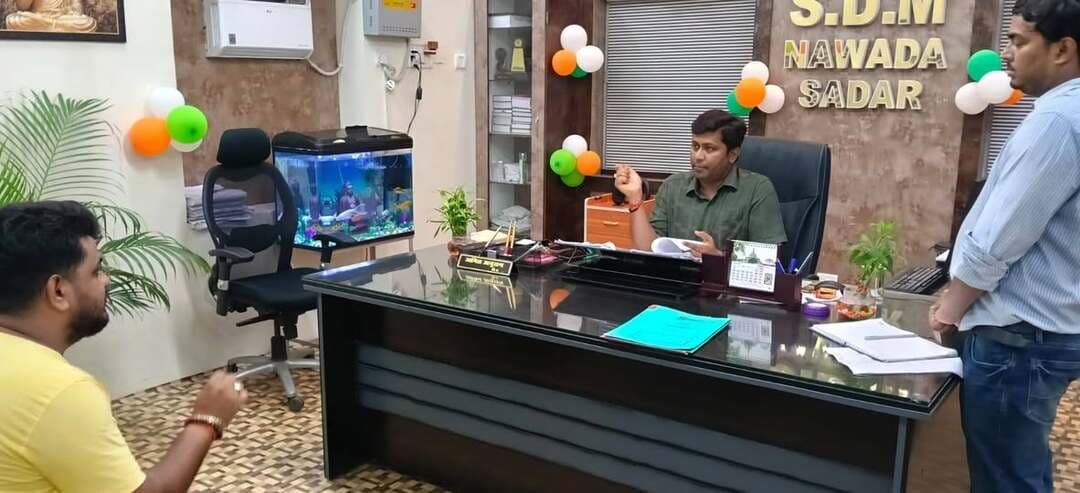 जिला स्तरीय जनसुनवाई में 30 परिवाद दर्ज, कई मामलों का ऑन द स्पॉट निष्पादन
बिहार सरकार के सात निश्चय-3 के सातवें निश्चय “सबका सम्मान-जीवन आसान (Ease of Living)” का मुख्य उद्देश्य राज्य के सभी नागरिकों के दैनिक जीवन में आने वाली कठिनाइयों को कम कर उनके जीवन को अधिक सरल, सहज एवं सम्मानजनक बनाना है। इस निश्चय के अंतर्गत आमजनों को सरकारी कार्यालयों से संबंधित कार्यों के निष्पादन में किसी प्रकार की असुविधा का सामना न करना पड़े, इसके लिए प्रत्येक सप्ताह सोमवार एवं शुक्रवार को जिले के सभी सरकारी कार्यालयों में जनसुनवाई आयोजित किए जाने की व्यवस्था की गई है।
जिला पदाधिकारी, नवादा श्री रवि प्रकाश के निर्देश के आलोक में आज जिला स्तर पर जनसुनवाई का आयोजन जिला लोक शिकायत निवारण पदाधिकारी, नवादा श्री शम्भू शरण पाण्डेय की अध्यक्षता में किया गया। जनसुनवाई के दौरान जिले के विभिन्न क्षेत्रों से आए आमजनों द्वारा कुल 30 शिकायतें दर्ज कराई गईं। जिला लोक शिकायत निवारण पदाधिकारी द्वारा परिवादियों की समस्याओं को गंभीरतापूर्वक सुनते हुए कई मामलों का ऑन द स्पॉट निष्पादन किया गया, जबकि शेष मामलों को संबंधित विभागीय पदाधिकारियों को जाँचोपरांत आवश्यक कार्रवाई हेतु अग्रसारित किया गया।
जनसुनवाई के दौरान थाना रजौली, ग्राम टकुआटांड़ के नीतीश प्रकाश द्वारा नाली निर्माण, थाना मुफस्सिल, ग्राम आमीपुर के रामोतार चौहान द्वारा राशन कार्ड बनवाने, थाना वारिसलीगंज, ग्राम केवल बिगहा के अर्जुन महतो द्वारा भूमि विवाद तथा थाना हिसुआ, ग्राम तुंगी के सुनील कुमार द्वारा भूमि विवाद से संबंधित आवेदन प्रस्तुत किया गया। इसके अतिरिक्त अन्य परिवादियों द्वारा भी विभिन्न प्रकार की शिकायतें एवं समस्याएँ प्रस्तुत की गईं।
जिला लोक शिकायत निवारण पदाधिकारी द्वारा संबंधित पदाधिकारियों को प्राप्त सभी मामलों का समयबद्ध, पारदर्शी एवं नियमानुसार निष्पादन सुनिश्चित करने का निर्देश दिया गया। उन्होंने कहा कि जनसुनवाई का उद्देश्य आमजनों की समस्याओं का त्वरित समाधान उपलब्ध कराना तथा सरकारी सेवाओं एवं योजनाओं का लाभ उन्हें सुगमता एवं पारदर्शी तरीके से उपलब्ध कराना है।
इसी क्रम में अनुमंडल कार्यालय, नवादा में भी जनसुनवाई का आयोजन किया गया। इसमें आमजनों द्वारा अपनी विभिन्न समस्याओं एवं शिकायतों को अनुमण्डल पदाधिकारी के समक्ष प्रस्तुत किया गया।