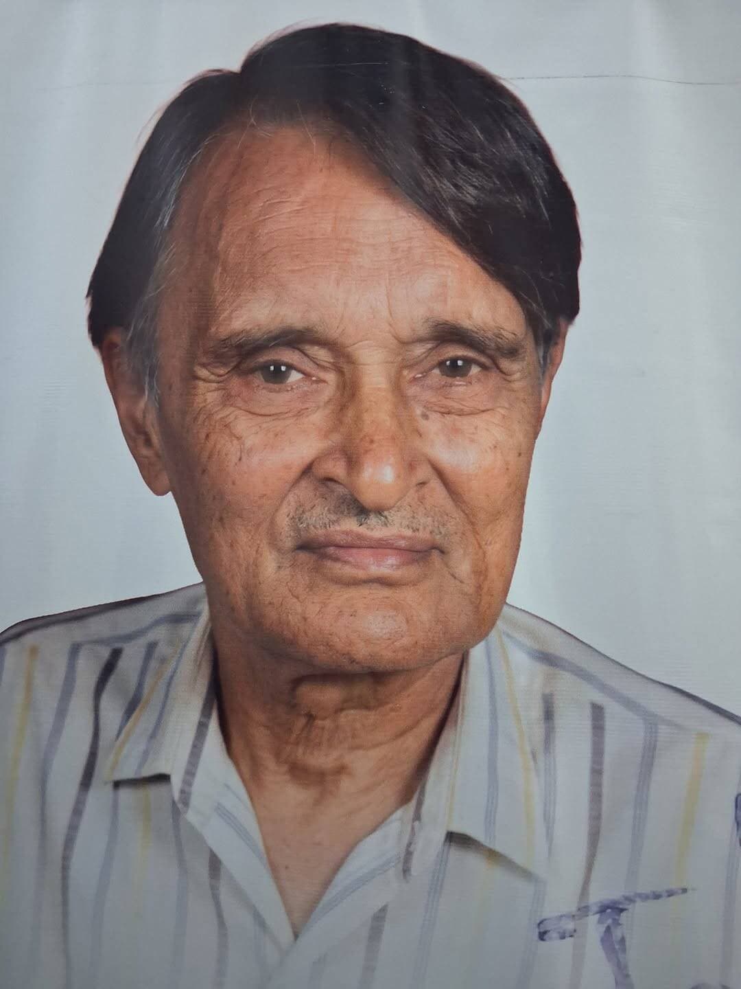 श्रद्धांजलि
यादों में ज़िंदा एक प्रोफेसर
मनमोहन सिंह 'दानिश'
" सर नहीं रहे", पांवटा साहिब से राजेश के ये शब्द फोन पर सुन कर मैं जैसे जड़ हो गया था। बात है 17 अगस्त 2013 की।इसके साथ ही मेरे मानस पटल पर उनके सानिध्य में गुज़रे सभी पल एक फिल्म की तार आने लगे।
एक शिक्षक, एक दोस्त, एक मार्गदर्शक, संतोष कुमार सर ऐसे ही थे। क्लास में एक कठोर शिक्षक, क्लास से बाहर खुल के हंसने वाले दोस्त और जब भी किसी छात्र को ज़रूरत हुई तो उसके मार्ग दर्शक। कमाल का व्यक्तित्व था उनका। ग़लत को ग़लत कहने का हौसला था उनमें। अनुशासन और वक्त के बहुत पाबंद थे। उनसे यही सीखा। आज उनको हम सब से बिछुड़े हुए 13 साल हो गए लेकिन आज भी वे हमारे दिलों में ज़िंदा हैं। उनकी आवाज़ कानों में गूंजती है।
संतोष सर जिन्हें हम सभी लोग प्यार से "भाई जी" भी बुलाते थे, बहुआयामी शख्शियत के मालिक थे। जब वे क्लास में अंग्रेज़ी पढ़ाते तो लगता जैसे खुद शेक्सपियर सामने खड़ा है, जब हमे बैडमिंटन की कोचिंग देते तो लगता था कोई इंडोनेशियाई या चीनी कोच हमसे रूबरू है। बैडमिंटन की जो टेक्नीक्स उन्होंने प्रोफेसर एस के गुप्ता के साथ मिल कर हमें सीखने की कोशिश की, जाहिर है हमने सीखी नहीं, वे सभी कुछ सालों बाद मैने चीनी खिलाड़ियों को अपनाते देखा। गुप्ता जी फिजिक्स के प्रोफेसर थे और शतरंज के बहुत बड़े खिलाड़ी। बहुत कम लोग जानते हैं कि संतोष सर ने अपनी शुरुआत हिंदी के प्रोफेसर के तौर पर की थी, मुझे खुद उनके देहांत के बाद यह बात पता चली। असल में उन्होंने हिंदी और अंग्रेज़ी दोनों भाषाओं में एम ए किया था।
एक ड्रामा निर्देशक के तौर पर उनका एक अलग ही किरदार सामने आता है। मैने उन्हें मोहन राकेश का कालजेई नाटक "आषाढ़ का एक दिन" निर्देशित करते देख है। वे संवादों के उच्चारण का खास ध्यान रखते थे। कोई भी गलत उच्चारण उनको बिल्कुल सहन नहीं होता था। उनका गुस्सा अति भयानक होता। उस हंसमुख चेहरे के पीछे इतने गुस्से वाला व्यक्ति भी हो सकता है इसकी कल्पना भी नहीं होती थी। कई बार वे हाथ भी उठा देते थे। नाटक की रिहर्सल में अगर उनको गुस्सा आता तो हाथ में जो कुछ भी होता वही कलाकार पर फेंक के मारते। उनके व्यक्तित्व को समझना हर एक के बस की बात नहीं थी। उसे वही समझ पाया जो उनके बहुत निकट हुआ।
आत्मसम्मान और उसूल उनके लिए सर्वोपरि थे। इन दोनों चीजों के लिए उन्होंने कभी समझौता नहीं किया। वैसे तो उन पर पूरी किताब लिखी जा सकती है, पर यहां मैं एक छोटी सी घटना का ज़िक्र ज़रूर करूंगा। सन तो याद नहीं लेकिन इतना याद है कि हम लोग कॉलेज छोड़ चुके थे। और संतोष सर भी शायद नहान कॉलेज में थे। एक दिन उनका संदेश आया कि मैं सोलन के रेस्ट हाऊस में आ रहा हूं मुझसे आ कर मिलो। मैं और मेरा दोस्त अश्वनी लाल हम दोनों तय समय पर उनसे मिलने रेस्ट हाऊस चले गए। वहां उनका बर्ताव कुछ बदला हुआ था। उनकी बातचीत में काफी रूखापन था। यहां तक कि उन्हों ने हमें बैठने को भी नहीं कहा। बस इतना बोले, " मैं यहां कॉलेज में होने वाली परीक्षाओं के लिए सुपरिंटेंडेंट बन कर आया हूं और जब तक परीक्षाएं चलेंगी आप सब लोग मुझसे मिलने की कोशिश भी मत करना।" और उस दौरान वे किसी से नहीं मिले। परीक्षा खत्म होने के बाद वे एक दिन और रुके हमें बुलाया, हमारे कुछ और सहपाठी भी साथ थे, हम सभी को लंच करवाया, खूब हंसी ठिठोली हुई। इस तरह स्वभाव था उनका।
उनके जीवन के आखिरी दिनों में मैं उनसे मिलने अक्सर पांवटा साहिब चला जाता। खूब बातें होती। वे मुझे हंसते हंसते विदा करते। लेकिन जब मैं उनसे आखिरी बार मिला और वापिस आने के लिए कार में बैठ रहा था तो पहली बार उनके चेहरे पर उदासी थी। मेरी खिड़की के पास आ कर बोले, "यार मिलते रहा करो अच्छा लगता है" । मै हल्का सा मुस्कुराया और कहा, सर बिल्कुल मिलता रहूंगा। इतना कह कर मैं चला आया। ऐसी बात उन्होंने पहले कभी नहीं की थी। मुझे क्या पता था कि अब उनसे कभी नहीं मिलूंगा। फिर एक दिन उनके एक छात्र राजेश का फोन आया। उसने बस इतना कहा, " सर नहीं रहे"। मैं कुछ भी बोलने की स्थिति में नहीं था। कुछ देर मै स्तब्ध खड़ा रहा और फिर मैने बिना कुछ कहे फोन काट दिया। कुछ समय बाद राजेश को फोन करके मैंने बाकी जानकारी हासिल की, बाकी दोस्तों को सूचना दी। मुझे इस बात की तसल्ली है कि मैं उनके अंतिम संस्कार में शामिल हो पाया। उनके आखिरी दर्शन किए। संतोष सर चले गए पर हमें बहुत कुछ देने के बाद। वे सदा हमारे दिल में ज़िंदा रहेंगे।