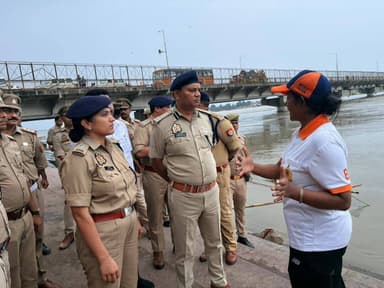 पांचालघाट पर सुरक्षा व्यवस्था का जायजा लेने पहुंचे डीआईजी व एसपी, दिए सतर्कता के सख्त निर्देश
फतेहगढ़। पांचालघाट पर श्रद्धालुओं और आमजन की सुरक्षा को लेकर पुलिस प्रशासन पूरी तरह अलर्ट नजर आया। पुलिस उपमहानिरीक्षक कानपुर परिक्षेत्र, कानपुर श्री यमुना प्रसाद एवं पुलिस अधीक्षक फतेहगढ़ ने थाना कादरीगेट क्षेत्र स्थित पांचालघाट का स्थलीय निरीक्षण कर सुरक्षा एवं राहत-बचाव व्यवस्थाओं का बारीकी से जायजा लिया।
निरीक्षण के दौरान घाटों पर पुलिस बल की तैनाती, बैरिकेडिंग, गोताखोरों की व्यवस्था, जल पुलिस की मौजूदगी तथा आपदा की स्थिति में राहत एवं बचाव कार्यों की तैयारियों को परखा गया।
अधिकारियों ने संबंधित पुलिसकर्मियों को निर्देश दिए कि घाटों पर सुरक्षा व्यवस्था में किसी भी स्तर पर लापरवाही न हो। पर्याप्त संख्या में गोताखोरों की तैनाती सुनिश्चित की जाए और किसी भी आपात स्थिति में तत्काल एवं प्रभावी राहत-बचाव कार्रवाई की जाए।
पांचालघाट पर श्रद्धालुओं की सुरक्षा को लेकर पुलिस प्रशासन की सक्रियता साफ नजर आई।
#FatehgarhPolice #PanchalGhat #Fatehgarh #Police #Safety #ReliefAndRescue