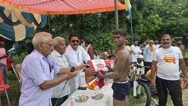 नाग पंचमी पर सकवाई में सजा दंगल, पहलवानों ने दिखाए दमदार दांव-पेच 🤼♂️🔥
मोहम्मदाबाद के ग्राम सकवाई स्थित शिव मंदिर परिसर में नाग पंचमी के अवसर पर शानदार दंगल का आयोजन किया गया। दंगल में क्षेत्रीय पहलवानों के साथ एटा, अलीगंज, जैथरा, छिबरामऊ, कुरावली और फिरोजाबाद सहित कई स्थानों से पहुंचे करीब 40 पहलवानों ने अखाड़े में अपने दमखम और कुश्ती के हुनर का प्रदर्शन किया।
दंगल की बड़ी कुश्ती में टूंडला निवासी राहुल और आगरा निवासी करुआ आमने-सामने हुए। रोमांचक मुकाबले में राहुल ने बाजी मारते हुए लगभग 8 हजार रुपये कीमत की रेंजर साइकिल और 1100 रुपये नकद का प्रथम पुरस्कार अपने नाम किया। उपविजेता करुआ को भी 1100 रुपये नकद पुरस्कार दिया गया।
दंगल में मोहित-अमन, प्रिंस-प्रांशु, सोनू-मदन और हासिम-शिवा समेत कई पहलवानों के बीच जोरदार मुकाबले हुए। कुछ कुश्तियां बराबरी पर छूटीं, जिनमें भी पहलवानों को पुरस्कार देकर सम्मानित किया गया।
आयोजन अजय पाल सिंह के नेतृत्व में हुआ। मुख्य अतिथि शैलेंद्र सिंह राठौड़ रहे। व्यवस्थापक संजय सिंह, रमेश सिंह और रघुवीर सिंह ने व्यवस्थाएं संभाली, जबकि रेफरी की भूमिका प्रमोद कुमार ने निभाई। सुरक्षा व्यवस्था को लेकर थाना पुलिस बल भी मौके पर तैनात रहा।
अखाड़े में पहलवानों के दांव-पेच देखने के लिए बड़ी संख्या में ग्रामीण और क्षेत्रीय लोग जुटे रहे। नाग पंचमी के मौके पर सजा यह दंगल परंपरा, खेल भावना और ग्रामीण संस्कृति का शानदार संगम बन गया। 🙏🤼♂️
#नागपंचमी #सकवाई #दंगल #कुश्ती #पहलवान #मोहम्मदाबाद #फर्रुखाबाद #ग्रामीणखेल #कुश्तीप्रेमी