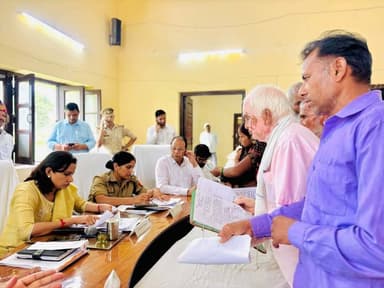 🔥 तहसील समाधान दिवस में डीएम ने सुनीं फरियादियों की समस्याएं, अफसरों को दिए सख्त निर्देश
📍 फर्रुखाबाद | 17 अगस्त 2026
सदर तहसील में आयोजित तहसील समाधान दिवस में जिलाधिकारी डॉ. अंकुर लाठर ने फरियादियों की समस्याएं गंभीरता से सुनीं और संबंधित अधिकारियों को शिकायतों का समयबद्ध एवं गुणवत्तापूर्ण निस्तारण सुनिश्चित करने के निर्देश दिए।
डीएम ने साफ कहा कि समाधान दिवस महज कागजी कार्रवाई तक सीमित नहीं रहना चाहिए। जरूरत पड़ने पर अधिकारी मौके पर पहुंचकर समस्या का वास्तविक समाधान कराएं। शिकायतों के निस्तारण में लापरवाही या अनावश्यक देरी किसी भी कीमत पर स्वीकार नहीं की जाएगी।
📝 कुल 102 शिकायतें प्राप्त हुईं
➡️ राजस्व विभाग – 54
➡️ पुलिस विभाग – 25
➡️ विकास विभाग – 04
➡️ विद्युत विभाग – 05
➡️ नगर पालिका – 02
➡️ अन्य विभाग – 12
इस दौरान 04 शिकायतों का मौके पर ही समाधान किया गया। डीएम ने पूर्व में लंबित शिकायतों की भी समीक्षा कर अधिकारियों को उनका शीघ्र निस्तारण करने के निर्देश दिए।
समाधान दिवस में पुलिस अधीक्षक श्रीमती आरती सिंह, मुख्य विकास अधिकारी विनोद कुमार गौड़, अपर जिलाधिकारी न्यायिक दिनेश कुमार सहित विभिन्न विभागों के अधिकारी मौजूद रहे।
जनता की समस्या का समाधान ही प्रशासन की पहली प्राथमिकता—डीएम के निर्देश से अधिकारियों में जवाबदेही का संदेश।
#Farrukhabad #TehsilSamadhanDiwas #DMFarrukhabad #AnkurLathar #JanSamasyayen #FarrukhabadNews #SamadhanDiwas