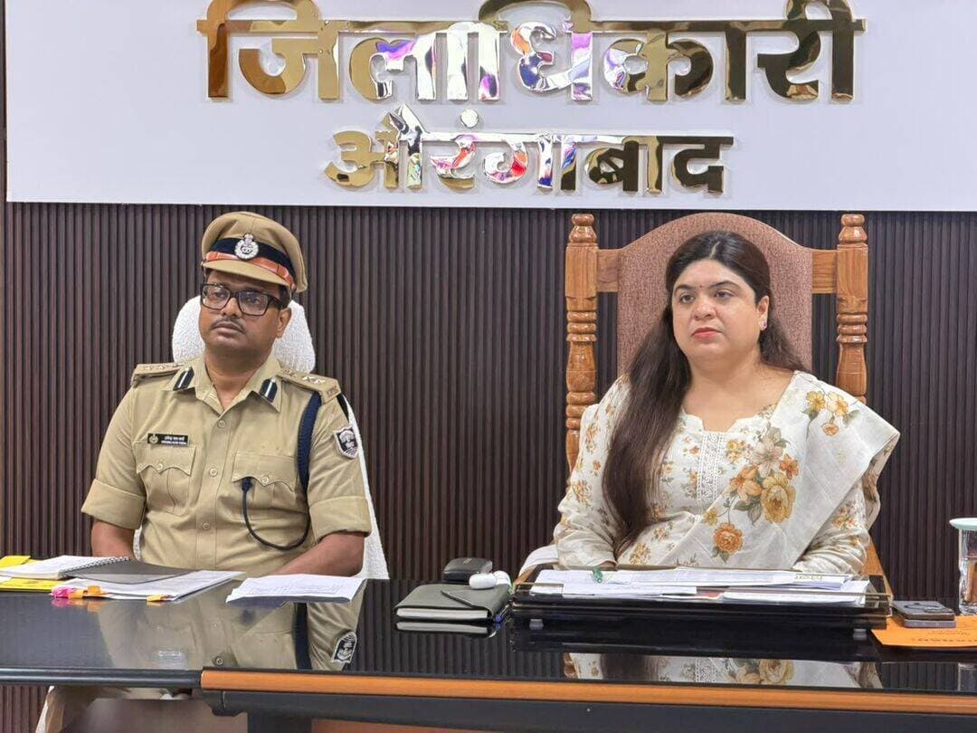 जिला पदाधिकारी, औरंगाबाद अभिलाषा शर्मा के निर्देशानुसार आगामी 18 अगस्त 2026 को आयोजित होने वाले पंचायतवार “सहयोग शिविर” के सफल संचालन हेतु जिले के सभी पंचायतों में व्यापक स्तर पर प्रचार-प्रसार कराया जा रहा है।
The silence media news
आम नागरिकों को शिविर के प्रति जागरूक कर प्रेरित किया जा रहा है कि वे शिविर से पूर्व अपनी समस्याओं से संबंधित आवेदन पंचायत सरकार भवन में जमा करें, ताकि शिविर के दिन ही उनके आवेदनों का त्वरित एवं प्रभावी निष्पादन सुनिश्चित किया जा सके।
जिला प्रशासन, औरंगाबाद द्वारा सभी जिलेवासियों से अपील की गई है कि वे अपने पंचायत सरकार भवन में समयपूर्व आवेदन जमा कर सहयोग शिविर का अधिकतम लाभ उठाएं।
“सहयोग शिविर” का मुख्य उद्देश्य आम नागरिकों की शिकायतों की सुलभ प्राप्ति एवं उनके त्वरित, पारदर्शी तथा प्रभावी समाधान को सुनिश्चित करना है। इसके अंतर्गत प्रत्येक माह के प्रथम एवं तृतीय मंगलवार को पंचायत स्तर पर शिविर आयोजित किए जाएंगे, जिसमें विभिन्न विभागों के पदाधिकारी एवं कर्मी उपस्थित रहेंगे।
प्रत्येक शिविर के आयोजन से पूर्व संबंधित पंचायतों में कम-से-कम 30 दिन पूर्व से आवेदन प्राप्त करने की व्यवस्था सुनिश्चित की जा रही है, ताकि प्राप्त आवेदनों का पूर्व परीक्षण कर निष्पादन प्रक्रिया को और अधिक सुगम बनाया जा सके।
जिला पदाधिकारी द्वारा प्रत्येक शिविर हेतु वरीय पदाधिकारियों, पुलिस पदाधिकारियों एवं सहयोगी पदाधिकारियों की प्रतिनियुक्ति की गई है। संबंधित प्रखंडों के प्रखंड विकास पदाधिकारी, अंचल अधिकारी एवं प्रखंड पंचायत राज पदाधिकारी को शिविर के सफल संचालन एवं आवश्यक व्यवस्थाओं हेतु जिम्मेदारी सौंपी गई है।
इसी क्रम में दिनांक 18 अगस्त 2026 को आयोजित होने वाले पंचायतवार "सहयोग शिविर" के अंतर्गत कुटुम्बा प्रखंड के बलिया परता एवं जगदीशपुर पंचायत, औरंगाबाद प्रखंड के नौगढ़ एवं मंझार पंचायत, बारूण प्रखंड के रिऊर कंचनपुर पंचायत, देव प्रखंड के भवानीपुर , पश्चिमी केताकी एवं बसडीहा पंचायत, मदनपुर प्रखंड के बेरी, एवं दक्षिणी उमगा पंचायत, रफीगंज प्रखंड के गोरडीहा, दुगल, बलार एवं लोहरा पंचायत, नवीनगर प्रखंड के बसडीहा, तोल, मुंगिया एवं खजूरी पांडु पंचायत ओबरा प्रखंड के ओबरा, सोनहुली, सरसौली एवं कंचनपुर पंचायत, दाउदनगर प्रखंड के कर्मा, तरार एवं सिंदुआर पंचायत, गोह प्रखंड के वर्माखुर्द, मलहद एवं बक्सर पंचायत तथा हसपुरा प्रखंड अंतर्गत जैतपुर, धूसरी एवं कोईलवा पंचायत में सहयोग शिविर का आयोजन किया जाएगा।
जिला प्रशासन द्वारा सभी संबंधित पदाधिकारियों को निर्देशित किया गया है कि शिविरों का आयोजन सुव्यवस्थित, पारदर्शी एवं परिणामोन्मुखी तरीके से सुनिश्चित किया जाए, ताकि अधिकाधिक नागरिकों को इस पहल का लाभ मिल सके।
जिला प्रशासन ने आमजन से अपील की है कि वे अपने पंचायत में आयोजित सहयोग शिविर में उपस्थित होकर अपनी समस्याओं एवं योजनाओं से संबंधित आवेदन प्रस्तुत करें तथा सरकार द्वारा संचालित योजनाओं का लाभ प्राप्त करें।
<nis:link nis:type=tag nis:id=thesilencemedianews nis:value=thesilencemedianews nis:enabled=true nis:link/> <nis:link nis:type=tag nis:id=abhilashasharmaias nis:value=abhilashasharmaias nis:enabled=true nis:link/> <nis:link nis:type=tag nis:id=aurangabad nis:value=aurangabad nis:enabled=true nis:link/> <nis:link nis:type=tag nis:id=औरंगाबाद nis:value=औरंगाबाद nis:enabled=true nis:link/> <nis:link nis:type=tag nis:id=madanpur nis:value=Madanpur nis:enabled=true nis:link/> <nis:link nis:type=tag nis:id=rafiganj nis:value=rafiganj nis:enabled=true nis:link/> <nis:link nis:type=tag nis:id=daudnagar nis:value=daudnagar nis:enabled=true nis:link/>