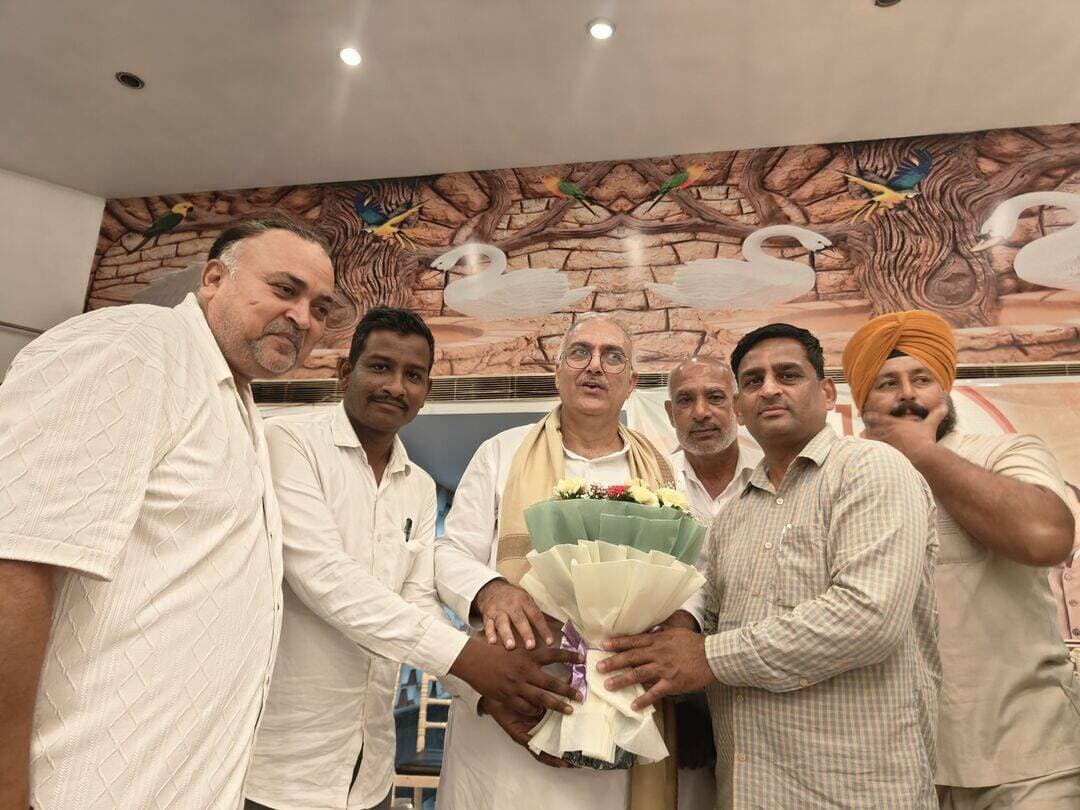 <nis:link nis:type=tag nis:id=breakingnews nis:value=BreakingNews nis:enabled=true nis:link/>
शिव कुमार कश्यप ने श्री संजय भाटिया जी को राष्ट्रीय महामंत्री का दायित्व मिलने पर हार्दिक बधाई एवं शुभकामनाएं दीं। उन्होंने कहा कि संजय भाटिया जी के अनुभव, कुशल नेतृत्व एवं संगठन के प्रति समर्पण से पार्टी को नई मजबूती मिलेगी। उन्होंने उनके सफल कार्यकाल एवं उज्ज्वल भविष्य की कामना की।
<nis:link nis:type=tag nis:id=hvn24 nis:value=HVN24 nis:enabled=true nis:link/> Ram Kumar Kashyap - MLA Indri