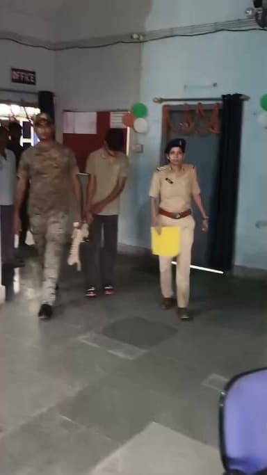 शेखपुरा में पहली बार चाकू से गोदकर ह/त्या करने का प्रयास मामले फरार आरोपी सूरज कुमार को सिंघम ने पटेल चौक के समीप से धरदबोचा कुछ दिन पहले बैंक ऑफ़ महाराष्ट्र के पास हुआ था घटना #chakubaji #spsheikhpura #biharpolice #फ़ेकबुक्ट्रेंड्स